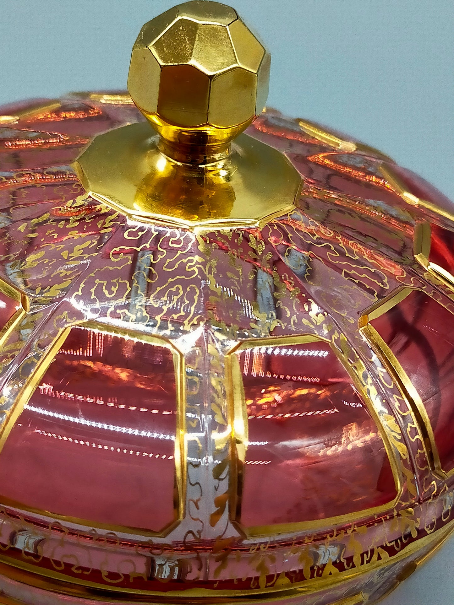 Prunkvolle Kristall Deckeldose Rot mit opulenten Gold Verzierungen