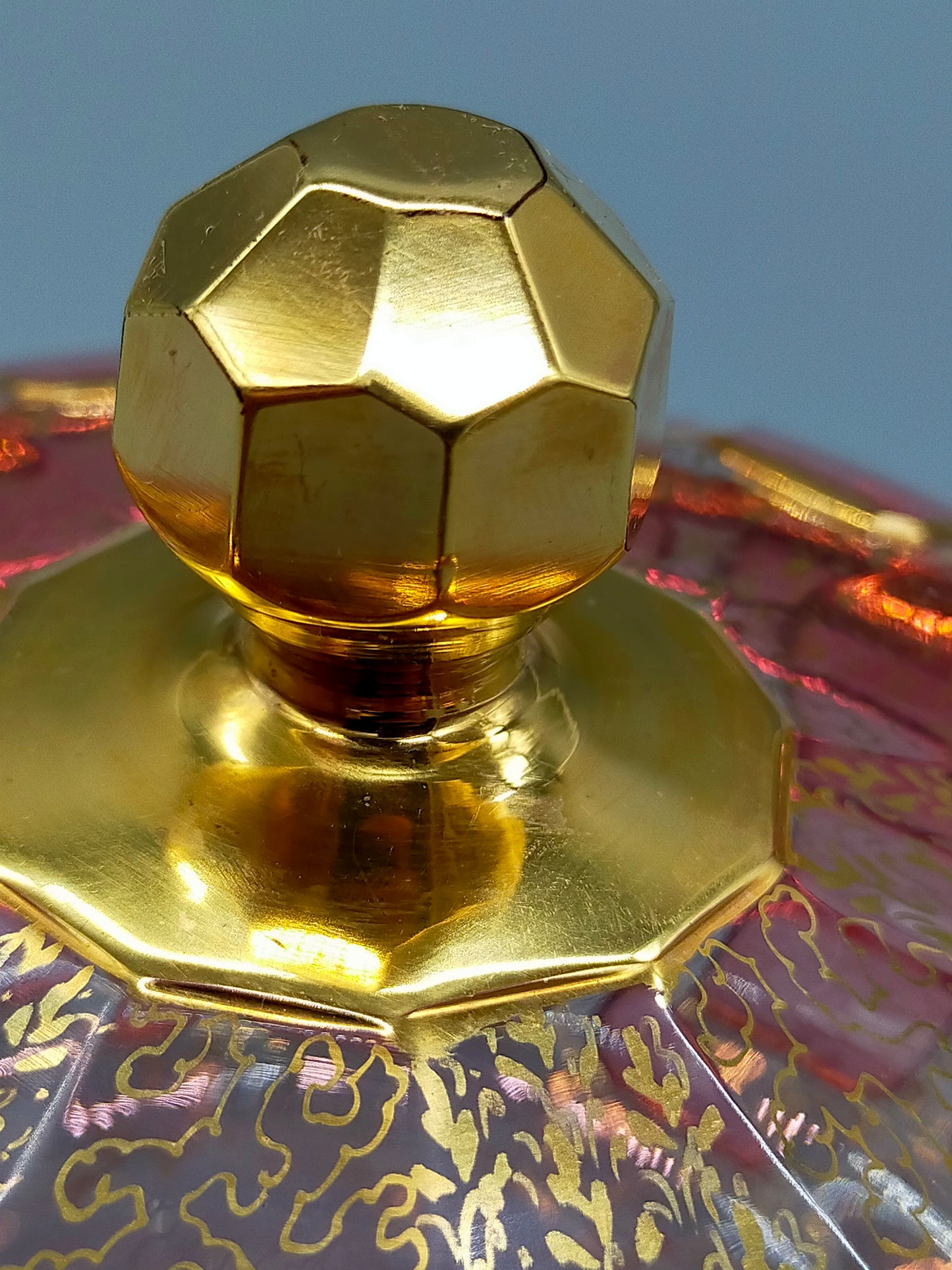 Prunkvolle Kristall Deckeldose Rot mit opulenten Gold Verzierungen