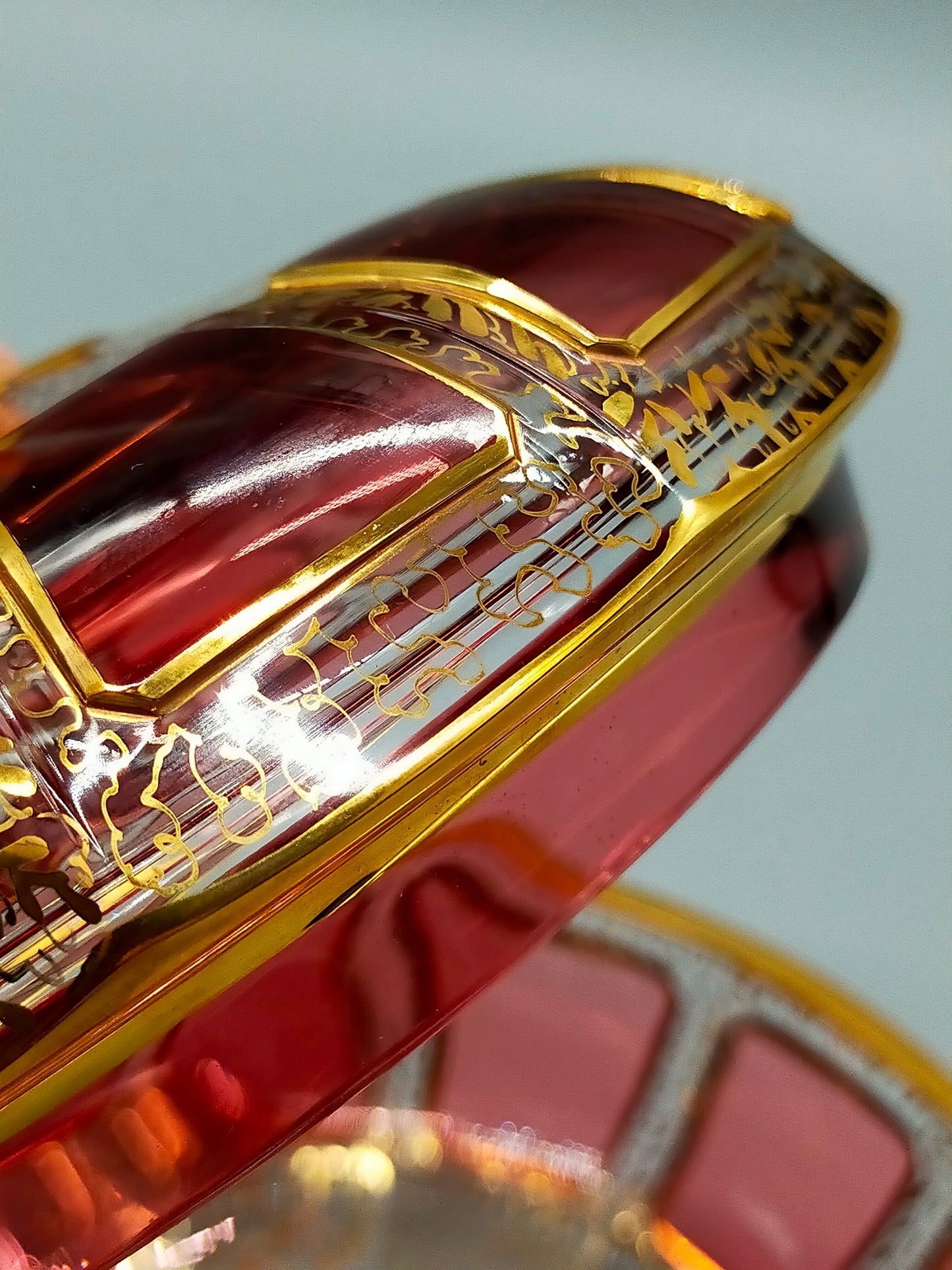 Prunkvolle Kristall Deckeldose Rot mit opulenten Gold Verzierungen