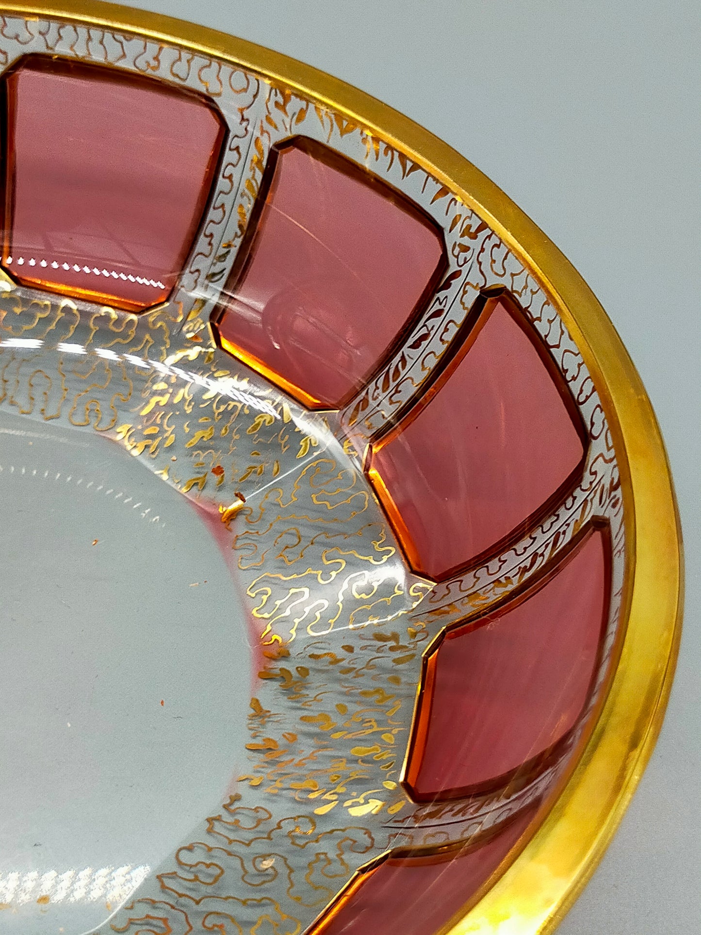 Prunkvolle Kristall Deckeldose Rot mit opulenten Gold Verzierungen