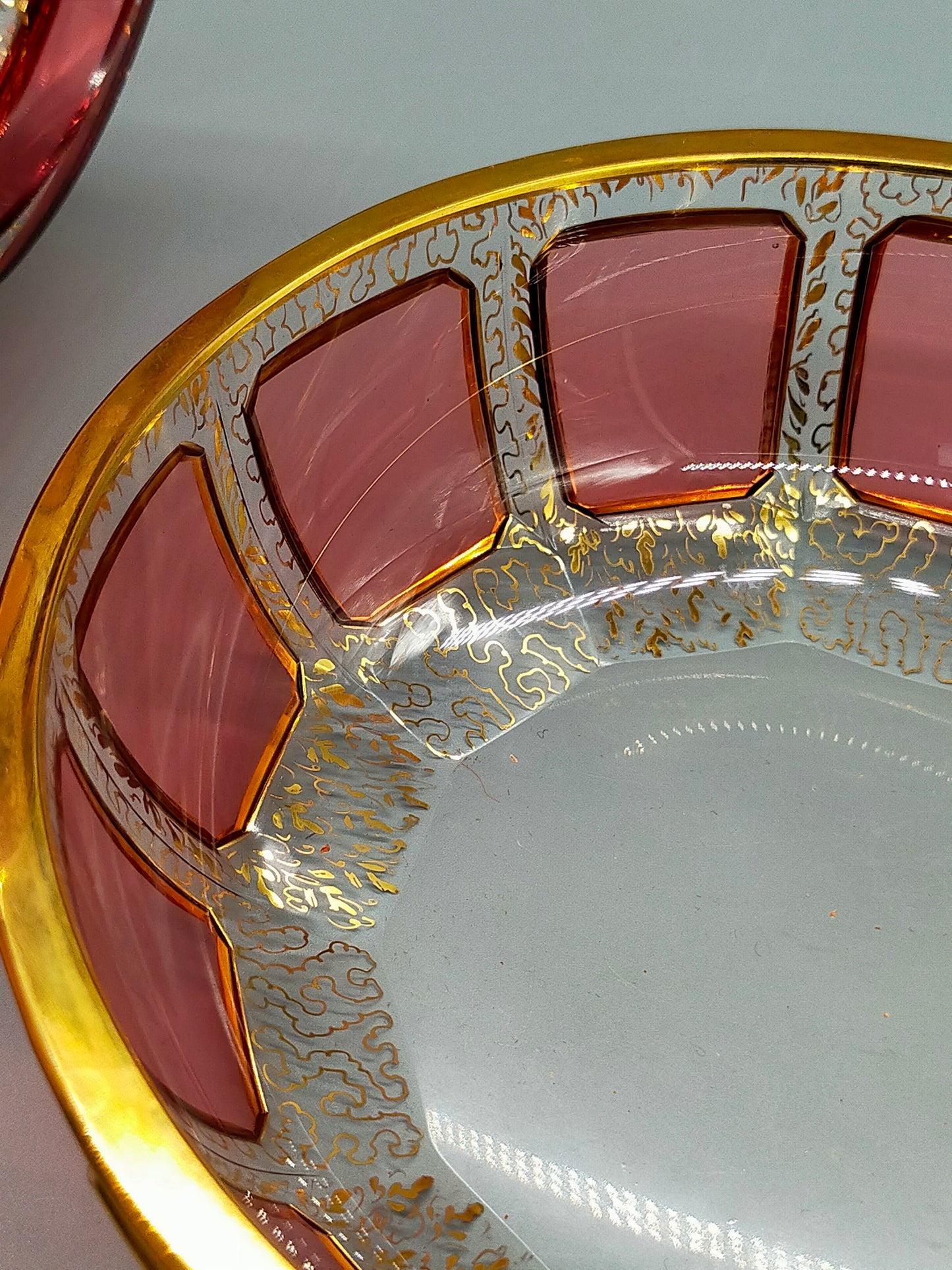 Prunkvolle Kristall Deckeldose Rot mit opulenten Gold Verzierungen
