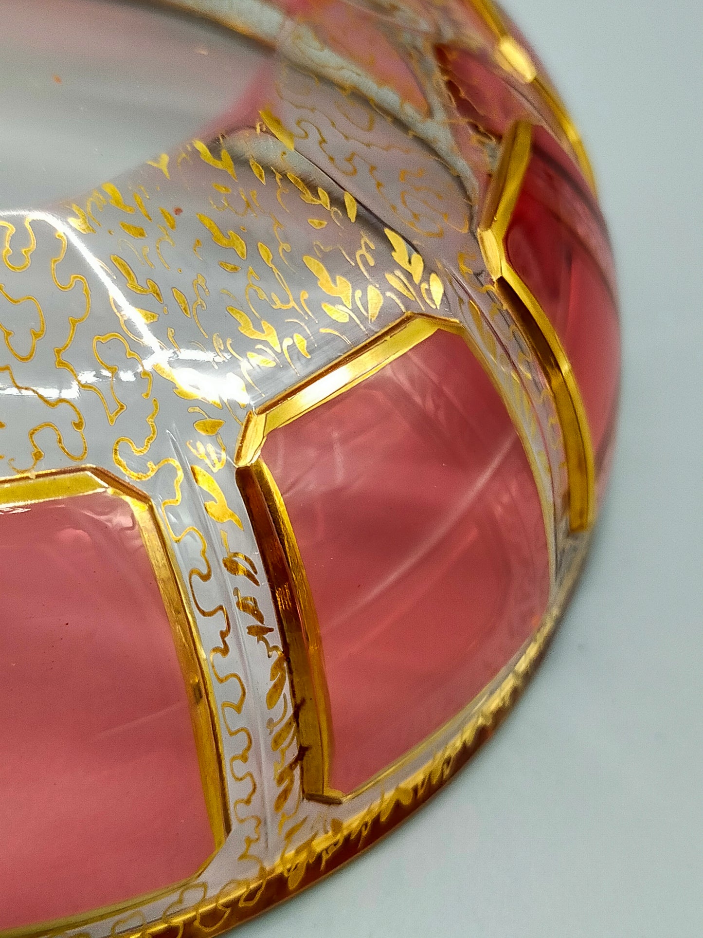 Prunkvolle Kristall Deckeldose Rot mit opulenten Gold Verzierungen