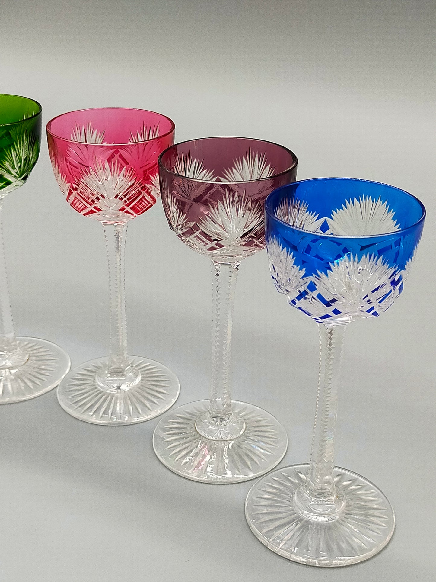 Exquisites Set bunter Kristall Likörgläser Handgeschliffene Römer