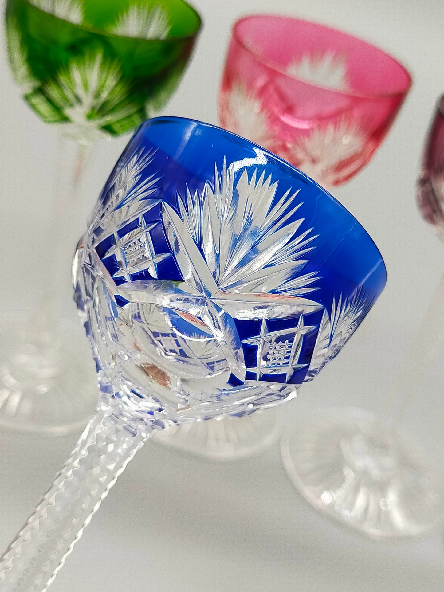 Exquisites Set bunter Kristall Likörgläser Handgeschliffene Römer