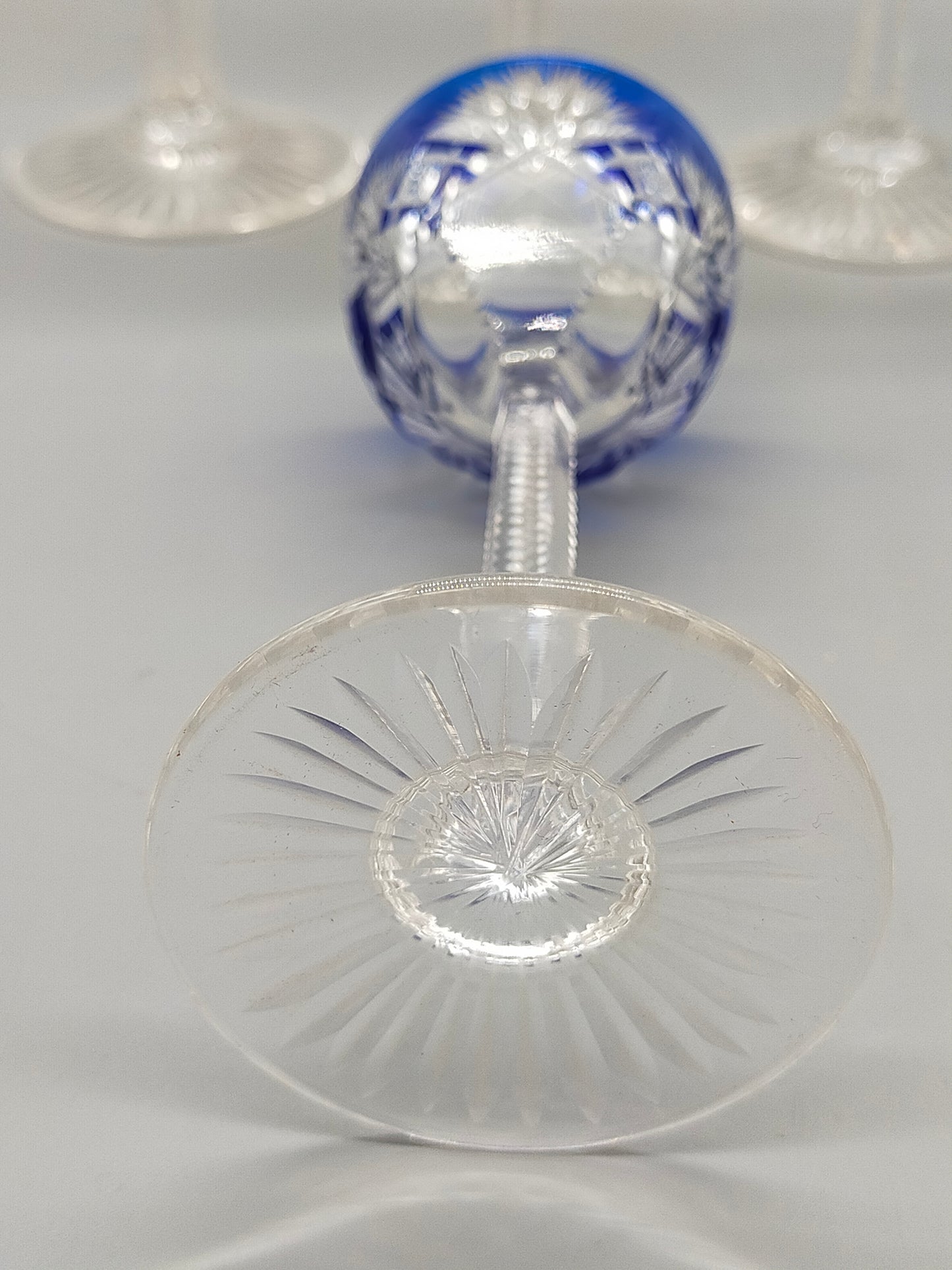 Exquisites Set bunter Kristall Likörgläser Handgeschliffene Römer