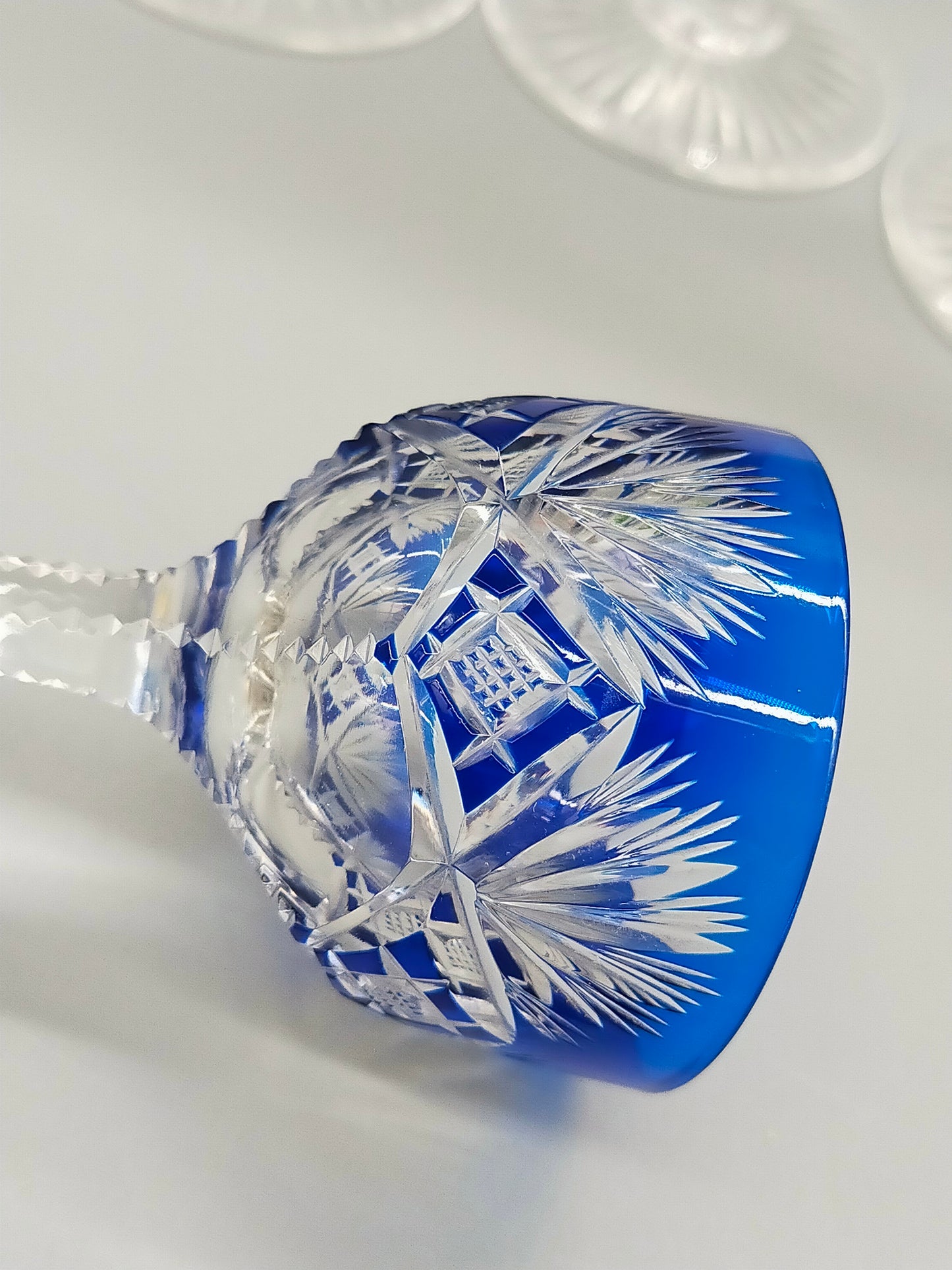 Exquisites Set bunter Kristall Likörgläser Handgeschliffene Römer
