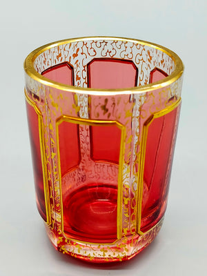 Böhmisches Prunkglas in Rubinrot Edles Kristallglas mit Golddekor