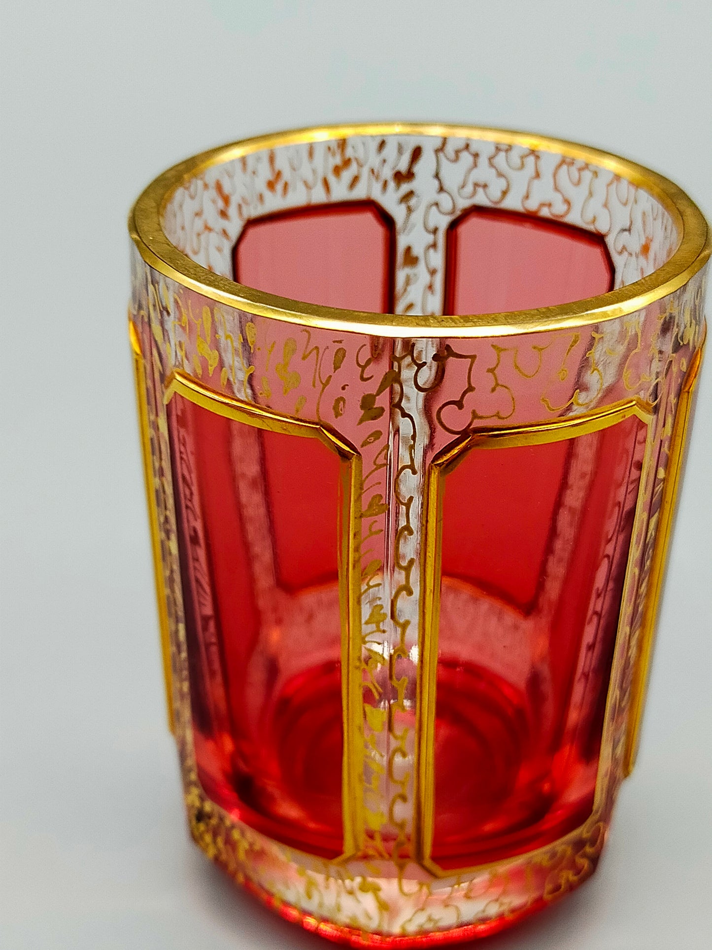 Böhmisches Prunkglas in Rubinrot Edles Kristallglas mit Golddekor