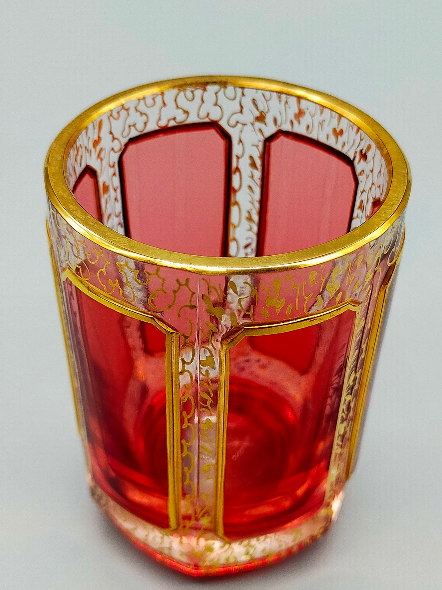 Böhmisches Prunkglas in Rubinrot Edles Kristallglas mit Golddekor