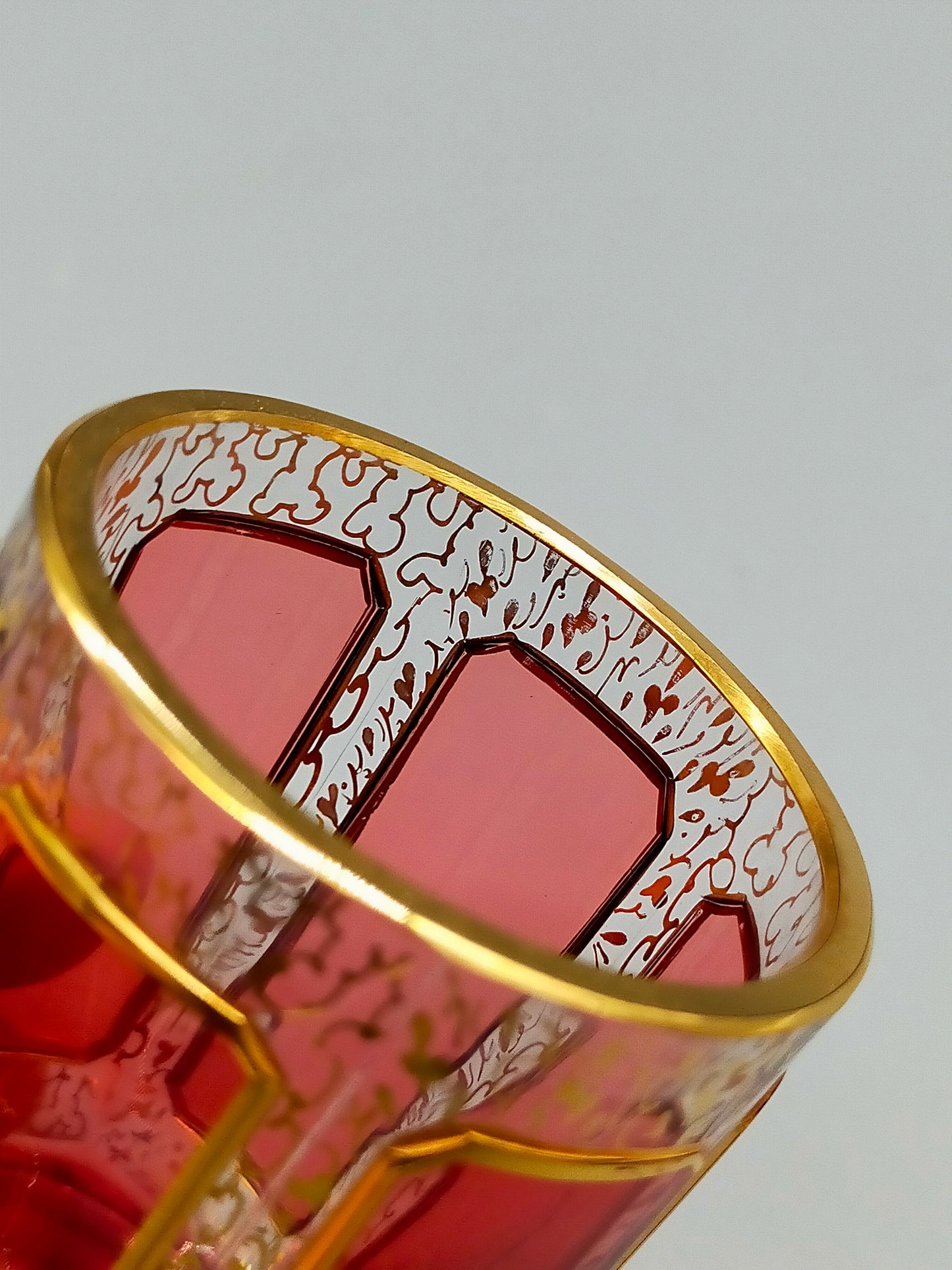 Böhmisches Prunkglas in Rubinrot Edles Kristallglas mit Golddekor