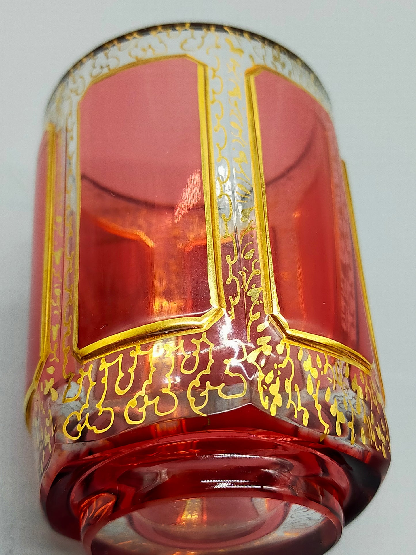 Böhmisches Prunkglas in Rubinrot Edles Kristallglas mit Golddekor