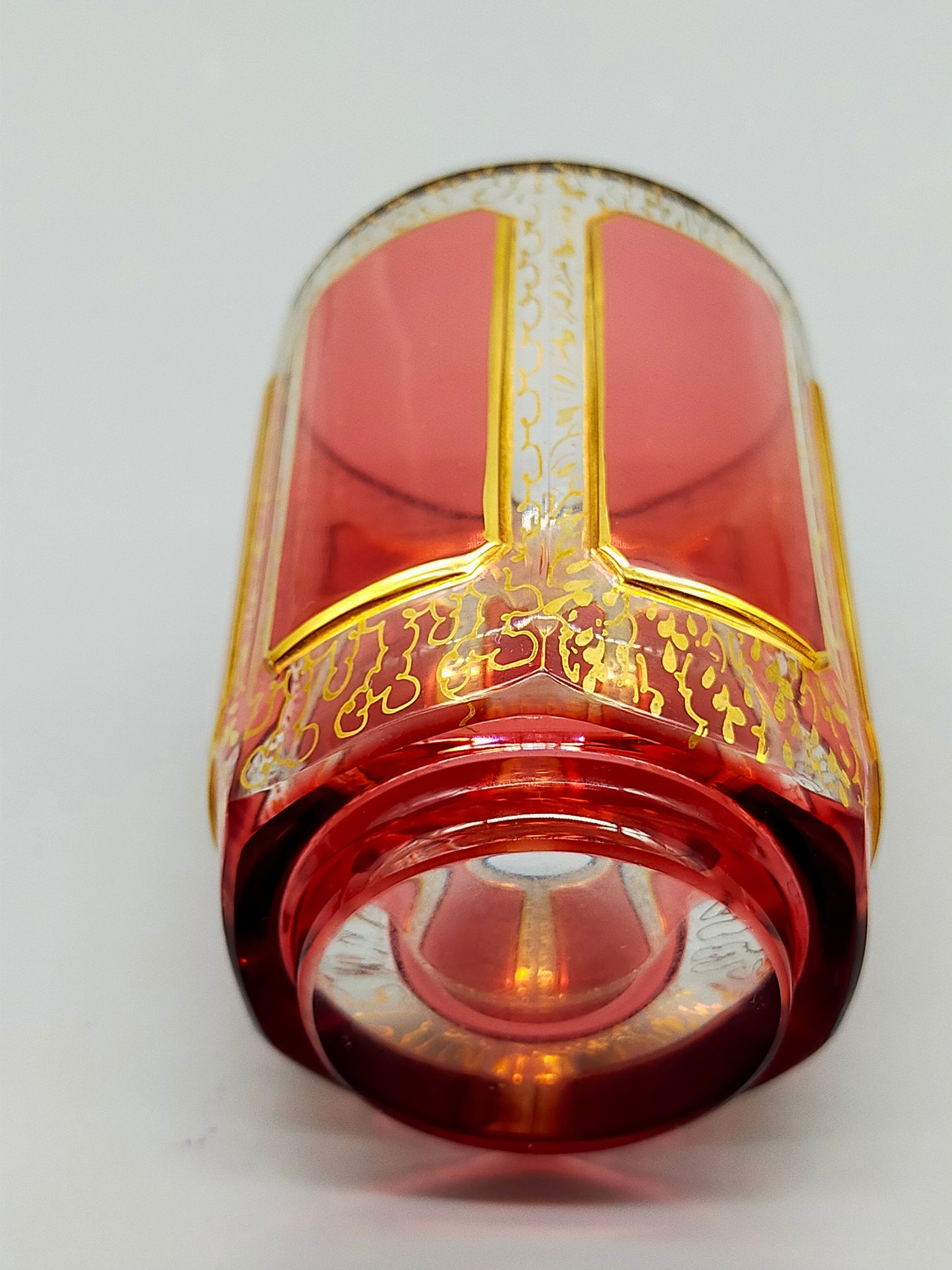 Böhmisches Prunkglas in Rubinrot Edles Kristallglas mit Golddekor