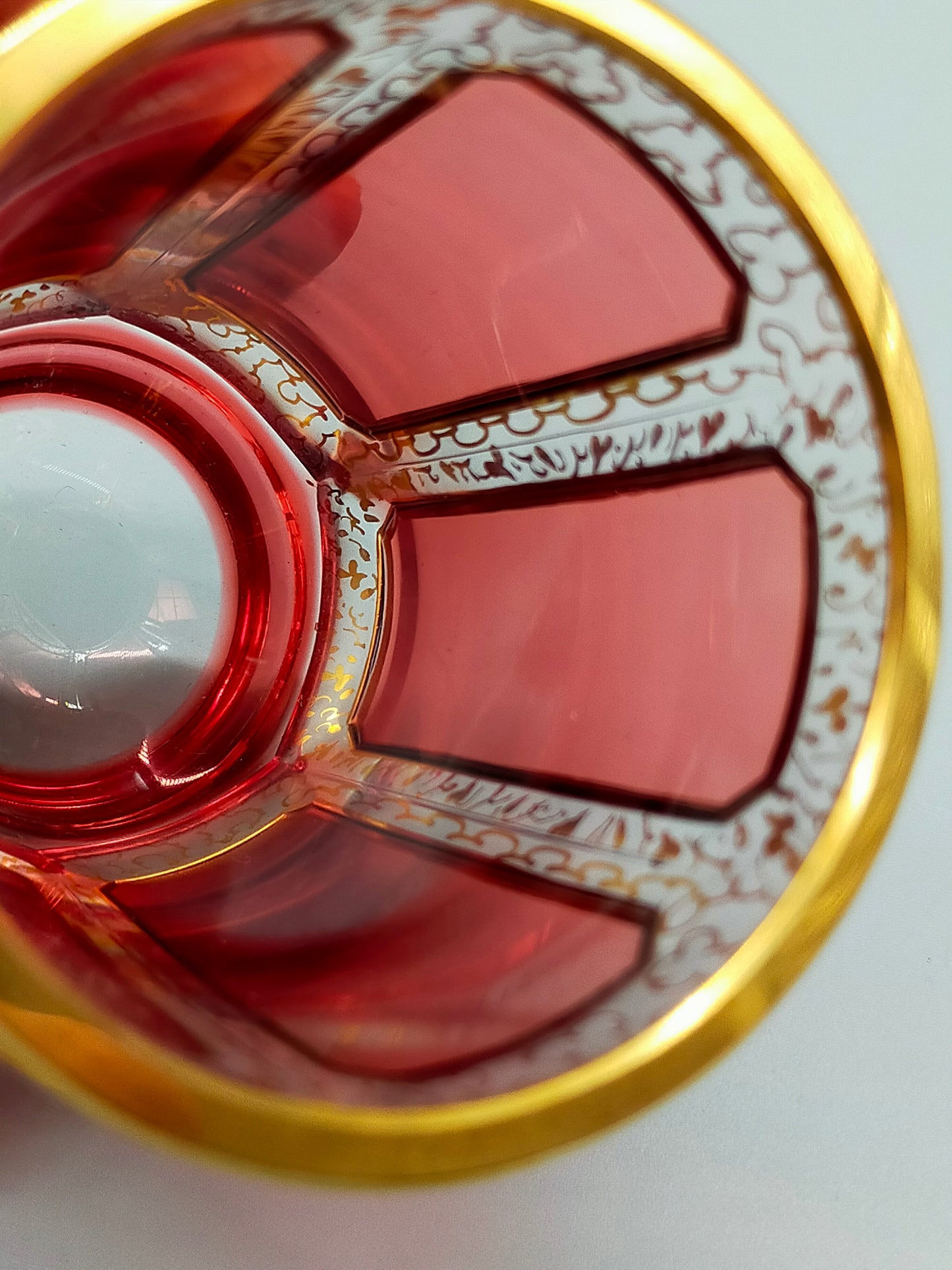 Böhmisches Prunkglas in Rubinrot Edles Kristallglas mit Golddekor