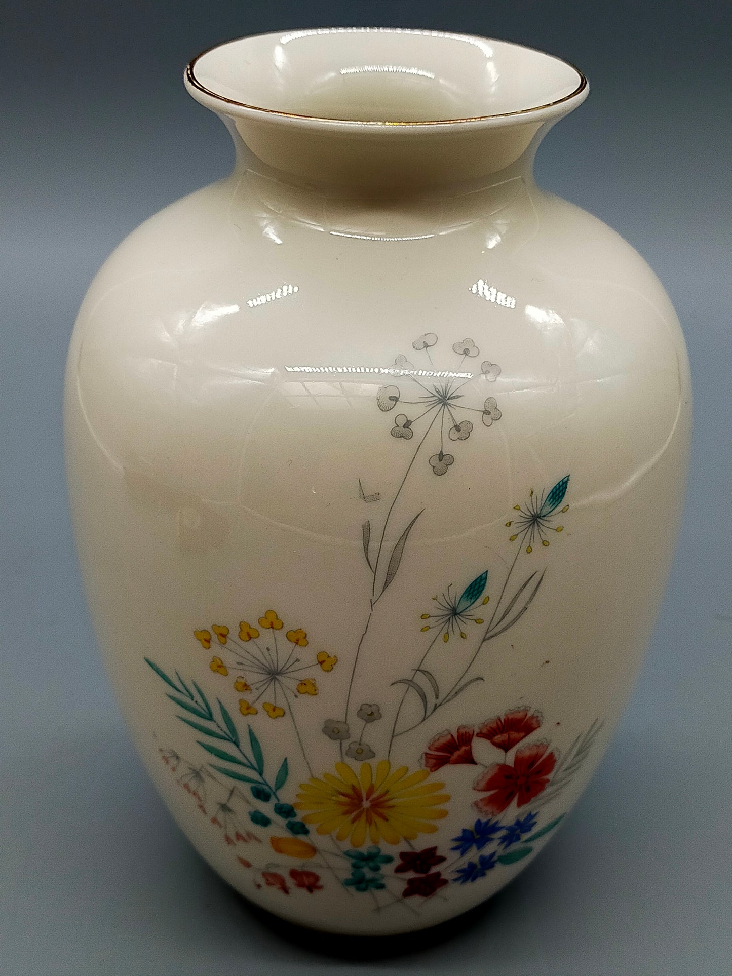 Elegante Vintage Porzellan Vase mit bunten Feldblumen Goldrand