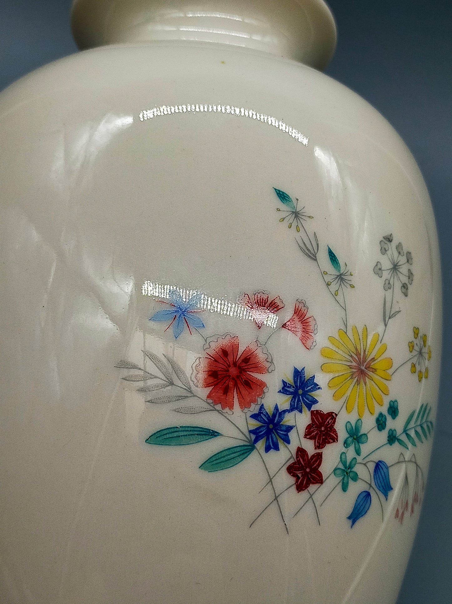 Elegante Vintage Porzellan Vase mit bunten Feldblumen Goldrand