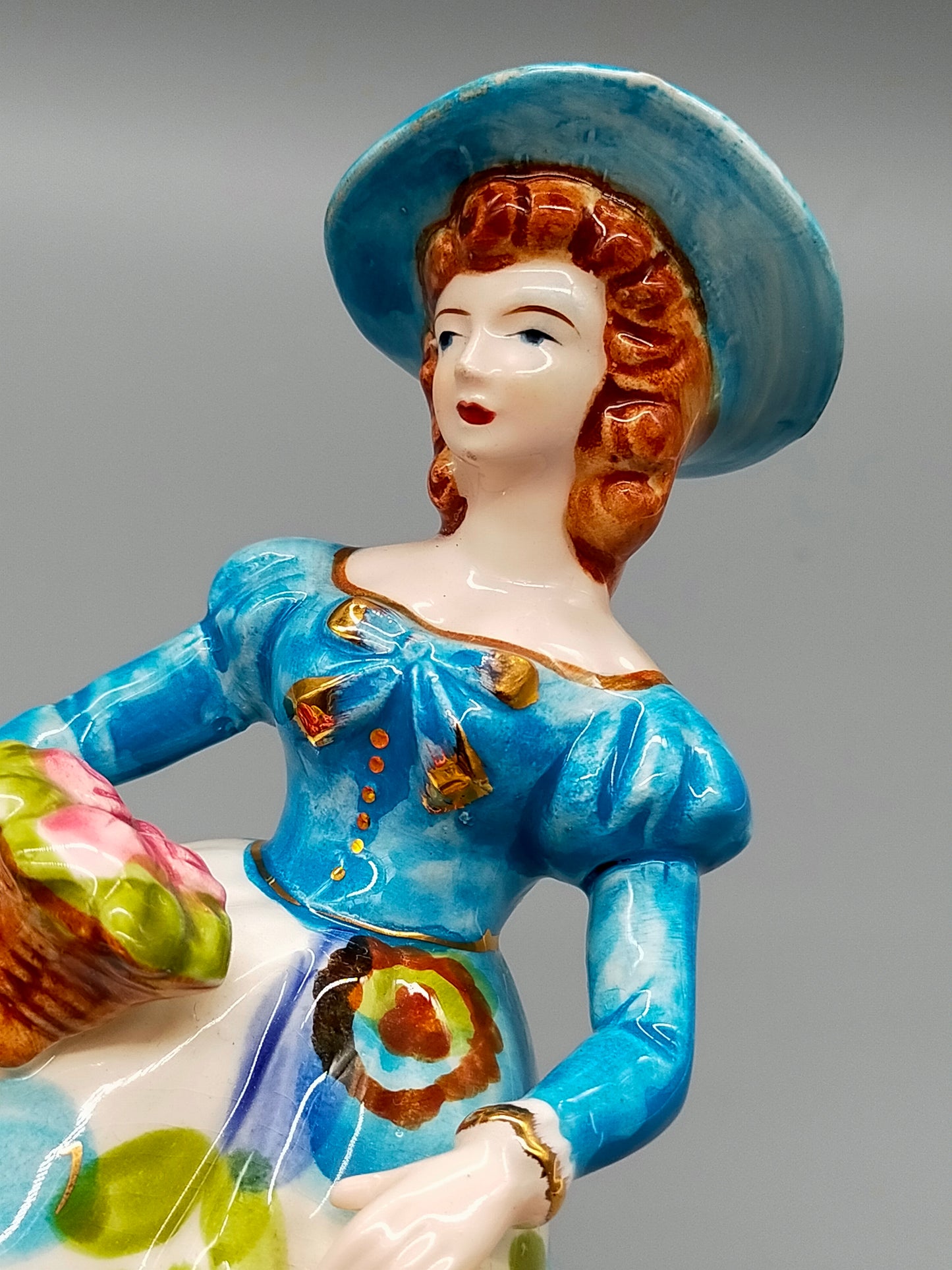 Vintage Porzellan Musical Figurine Elegant gekleidete Dame Blumenkorb