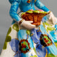 Vintage Porzellan Musical Figurine Elegant gekleidete Dame Blumenkorb