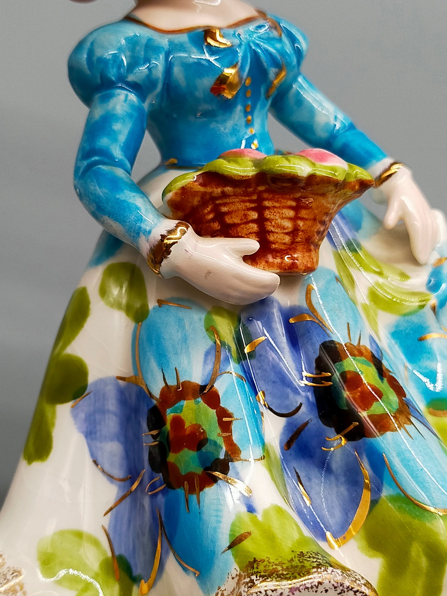 Vintage Porzellan Musical Figurine Elegant gekleidete Dame Blumenkorb