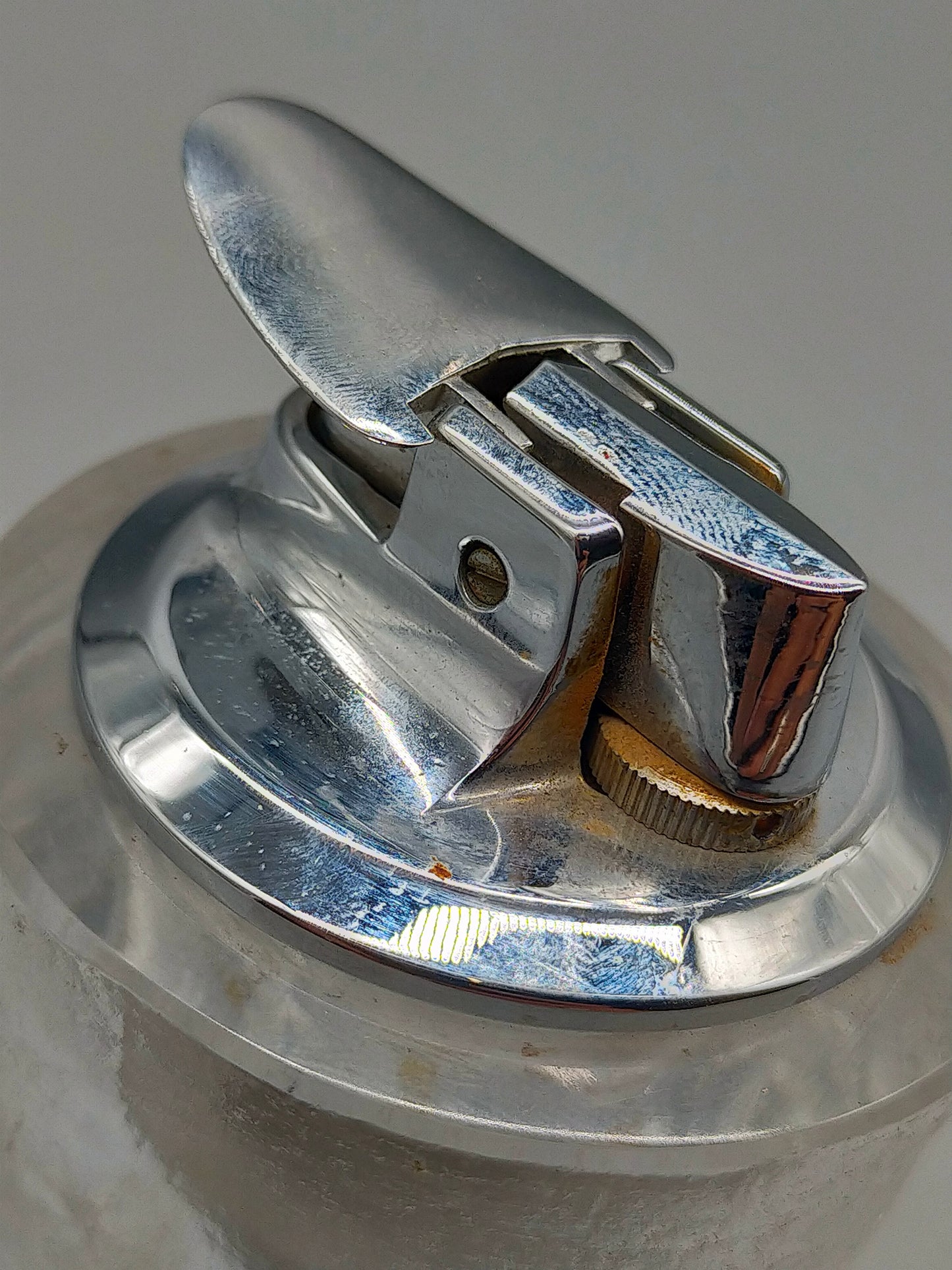 Vintage Tischfeuerzeug im Eisglas Design Rustikaler Retro Stil