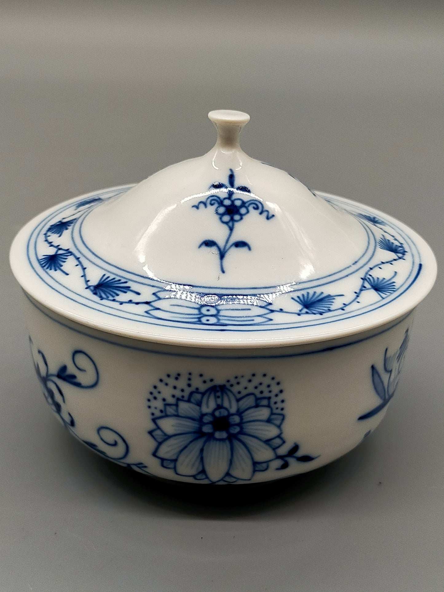 Klassische Meissen Porzellan Schale Zwiebelmuster mit Deckel