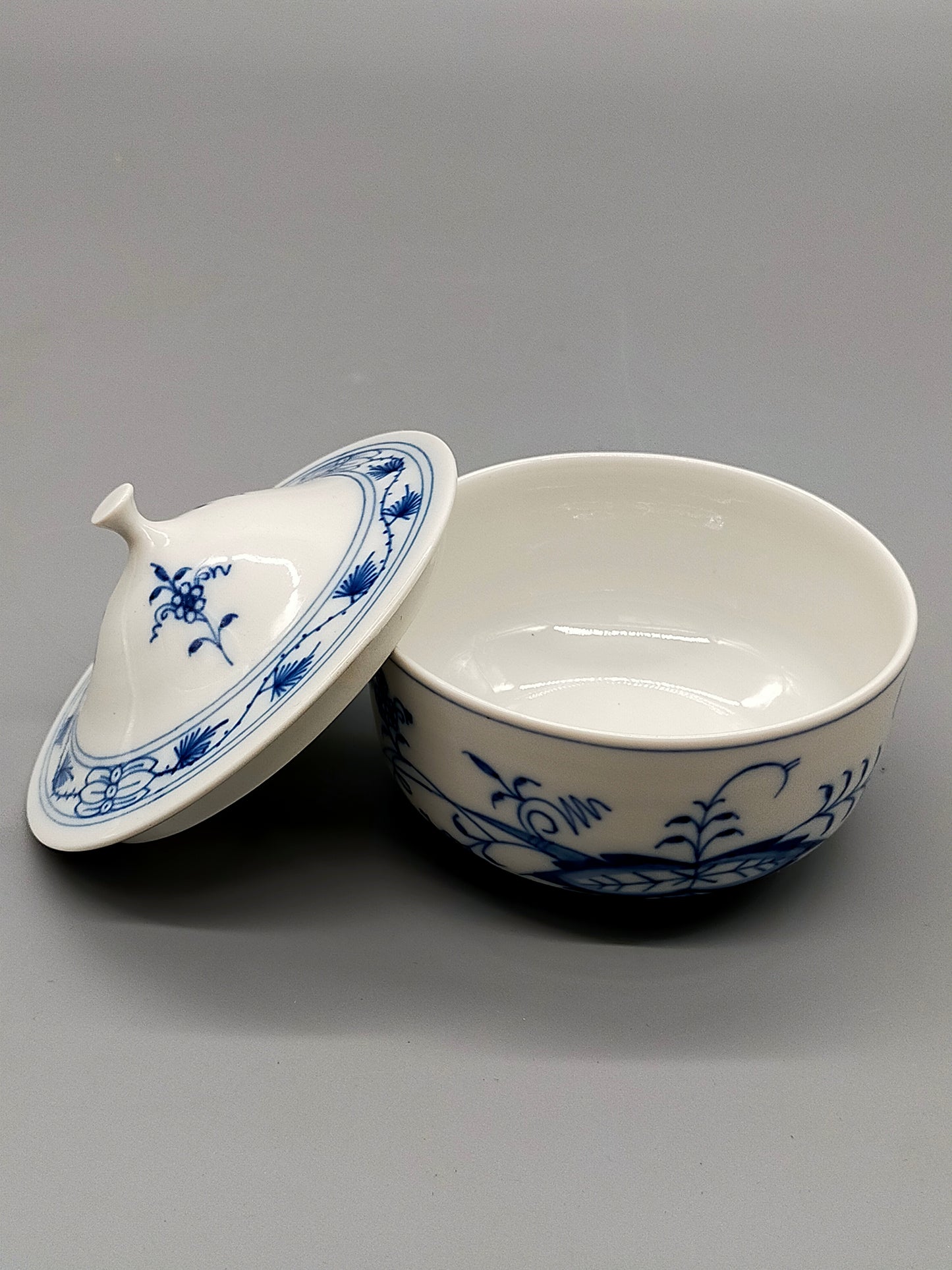 Klassische Meissen Porzellan Schale Zwiebelmuster mit Deckel