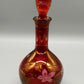 Rote Vintage Glas Karaffe mit Stopfen Elegantes Weintrauben Dekor