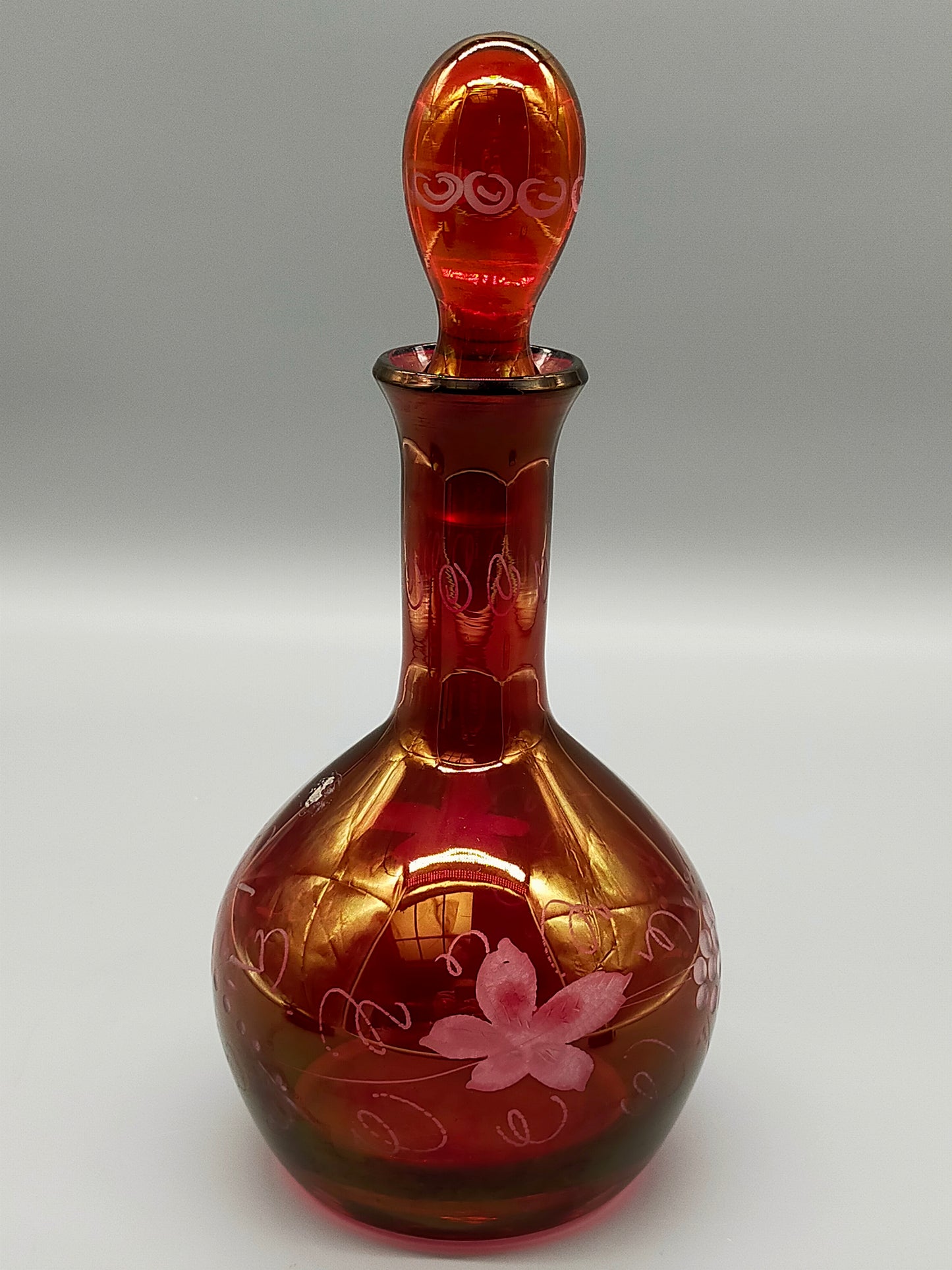 Rote Vintage Glas Karaffe mit Stopfen Elegantes Weintrauben Dekor