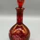 Rote Vintage Glas Karaffe mit Stopfen Elegantes Weintrauben Dekor
