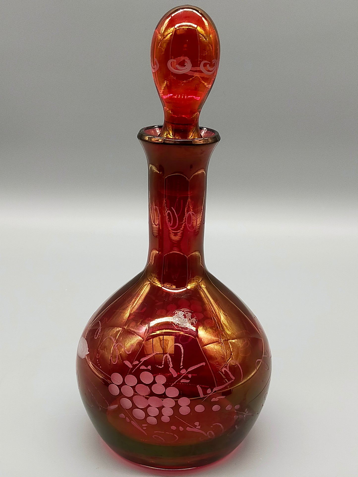 Rote Vintage Glas Karaffe mit Stopfen Elegantes Weintrauben Dekor