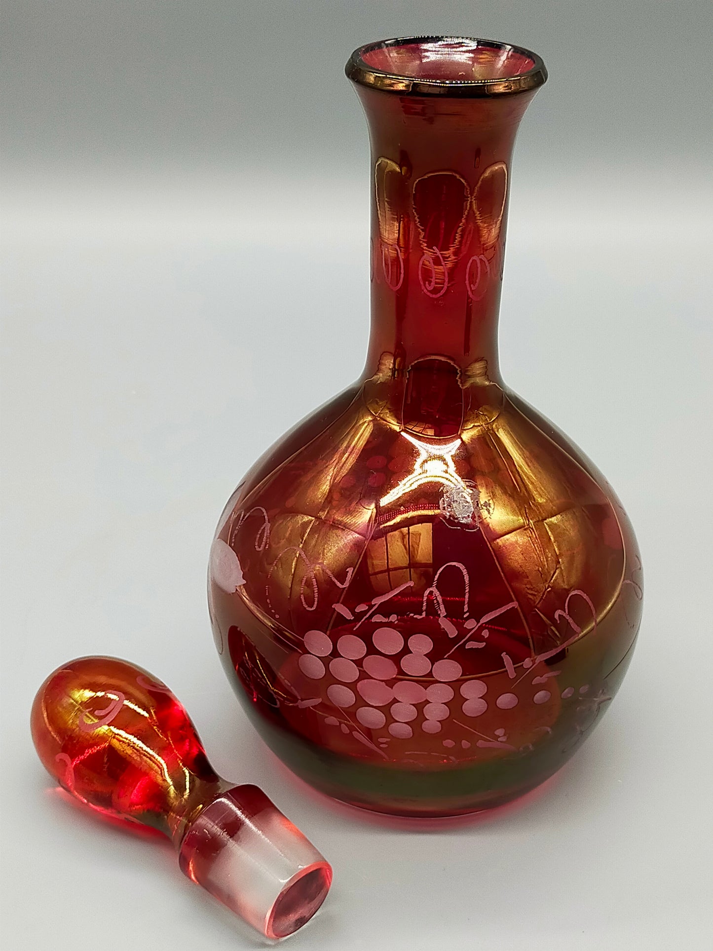 Rote Vintage Glas Karaffe mit Stopfen Elegantes Weintrauben Dekor