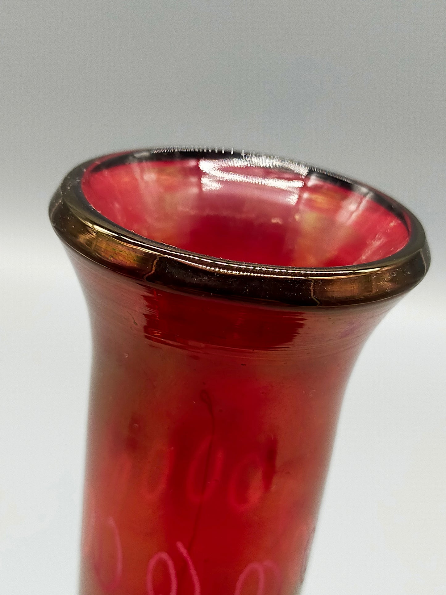 Rote Vintage Glas Karaffe mit Stopfen Elegantes Weintrauben Dekor