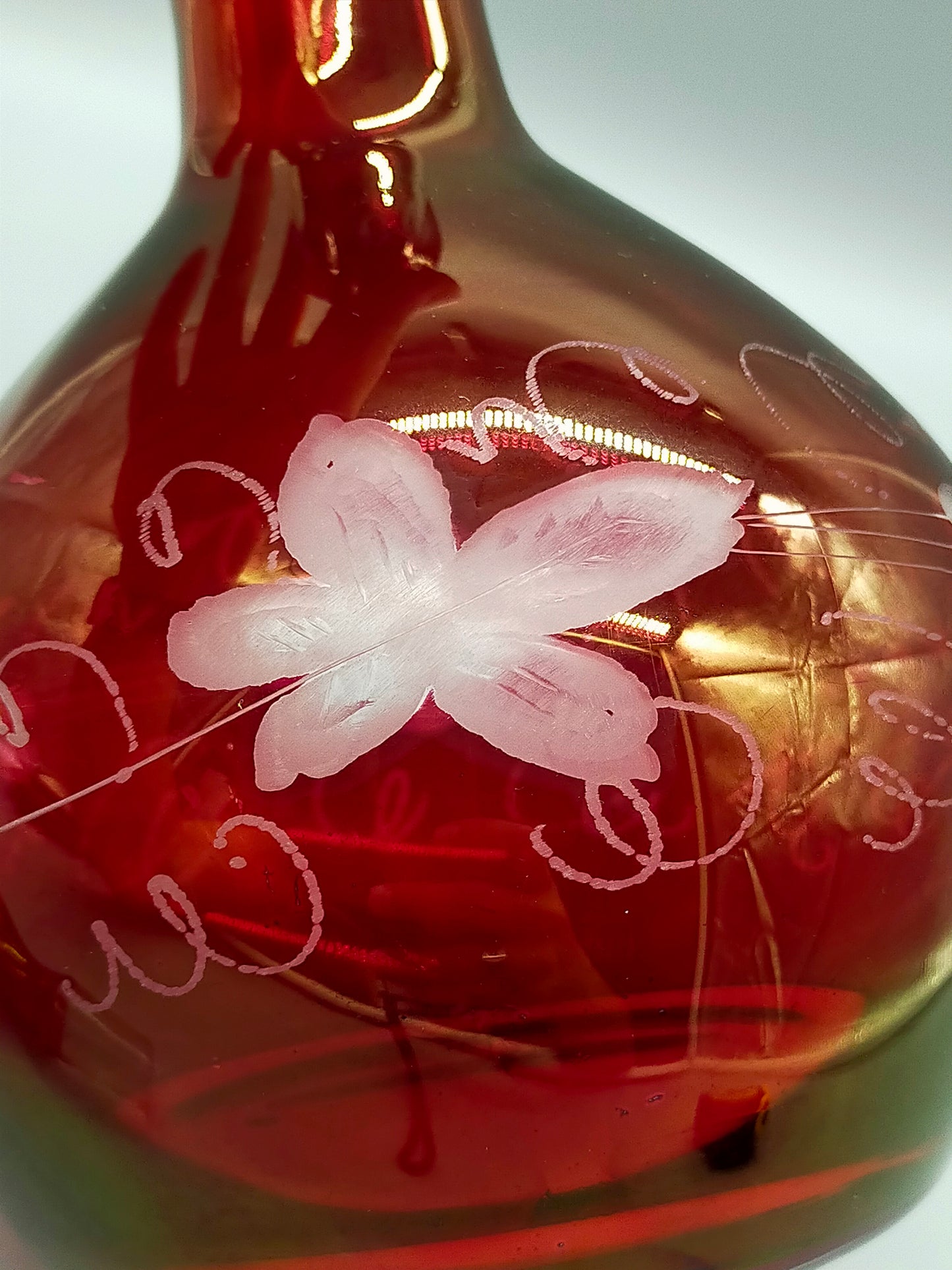 Rote Vintage Glas Karaffe mit Stopfen Elegantes Weintrauben Dekor