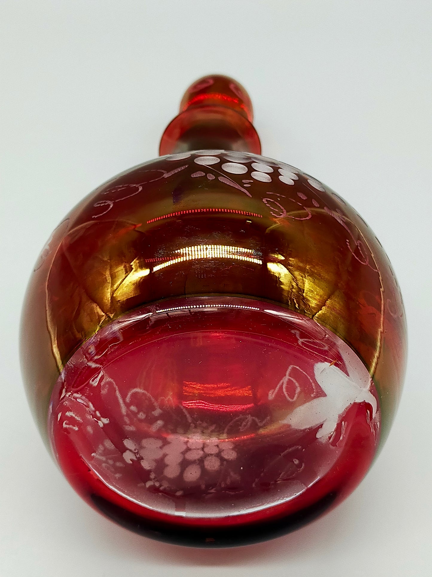 Rote Vintage Glas Karaffe mit Stopfen Elegantes Weintrauben Dekor