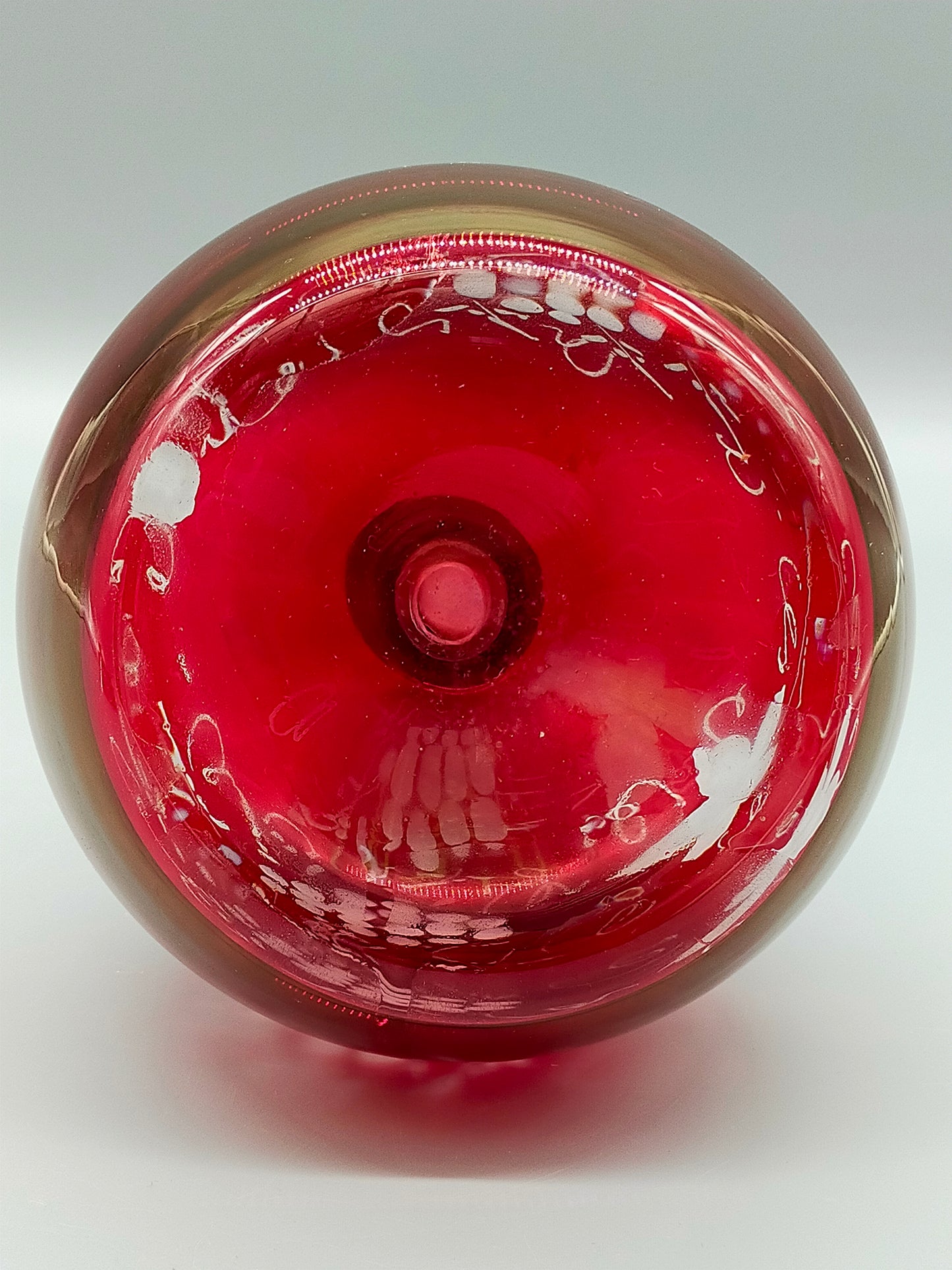 Rote Vintage Glas Karaffe mit Stopfen Elegantes Weintrauben Dekor