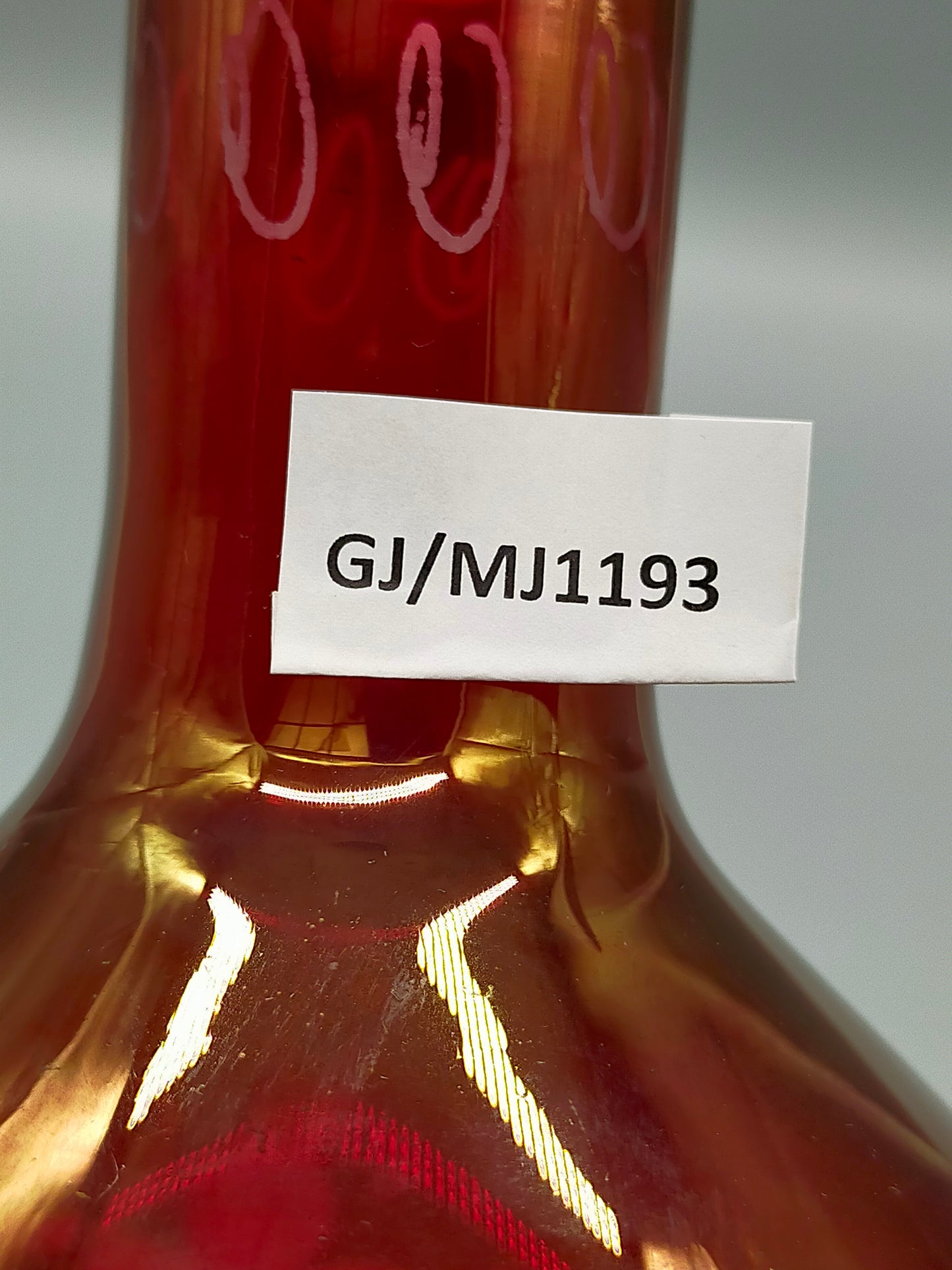 Rote Vintage Glas Karaffe mit Stopfen Elegantes Weintrauben Dekor
