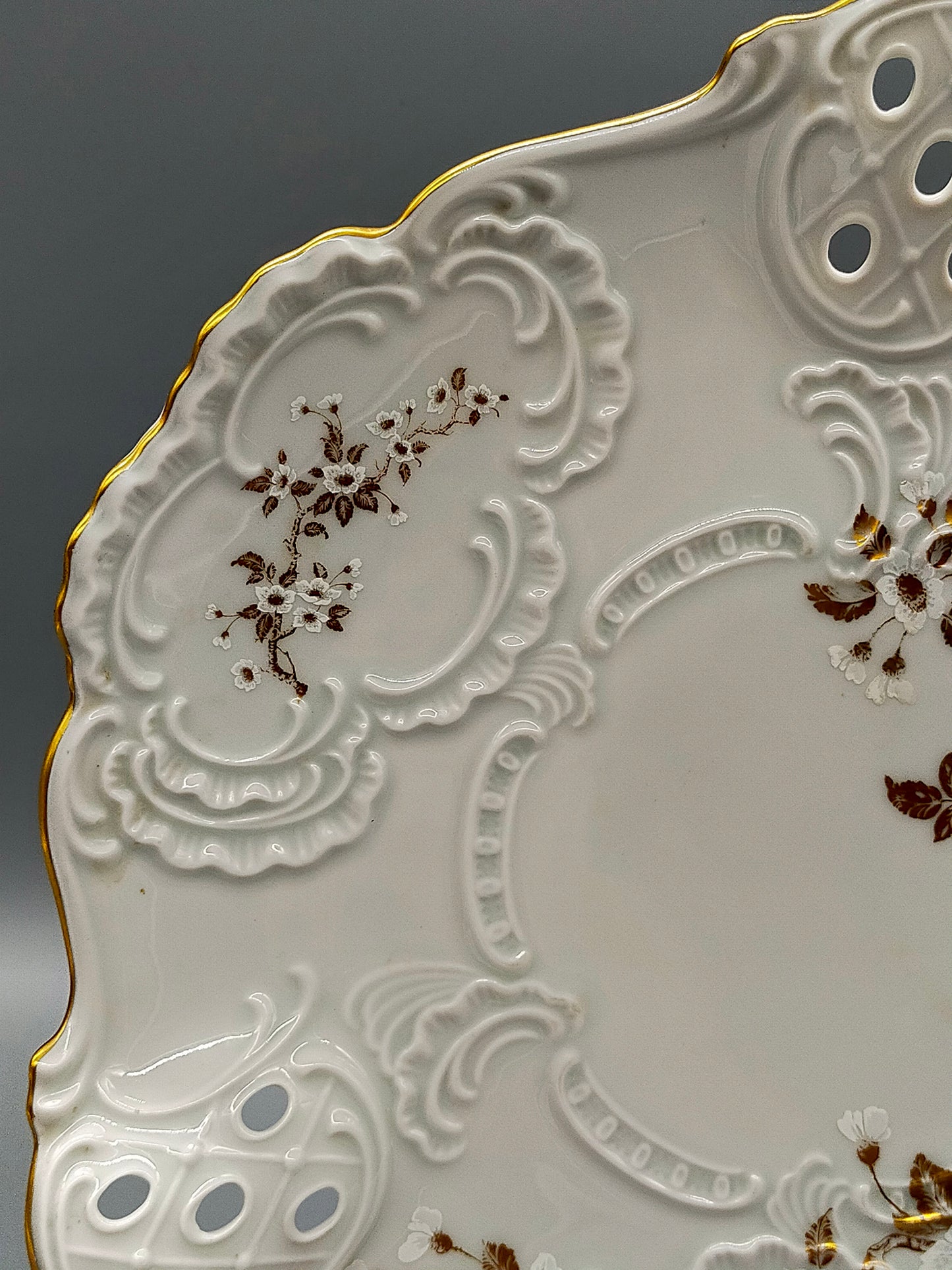 Prunkvoller Lindner Porzellan Zierteller Serie Daniela Weiß mit Golddekor