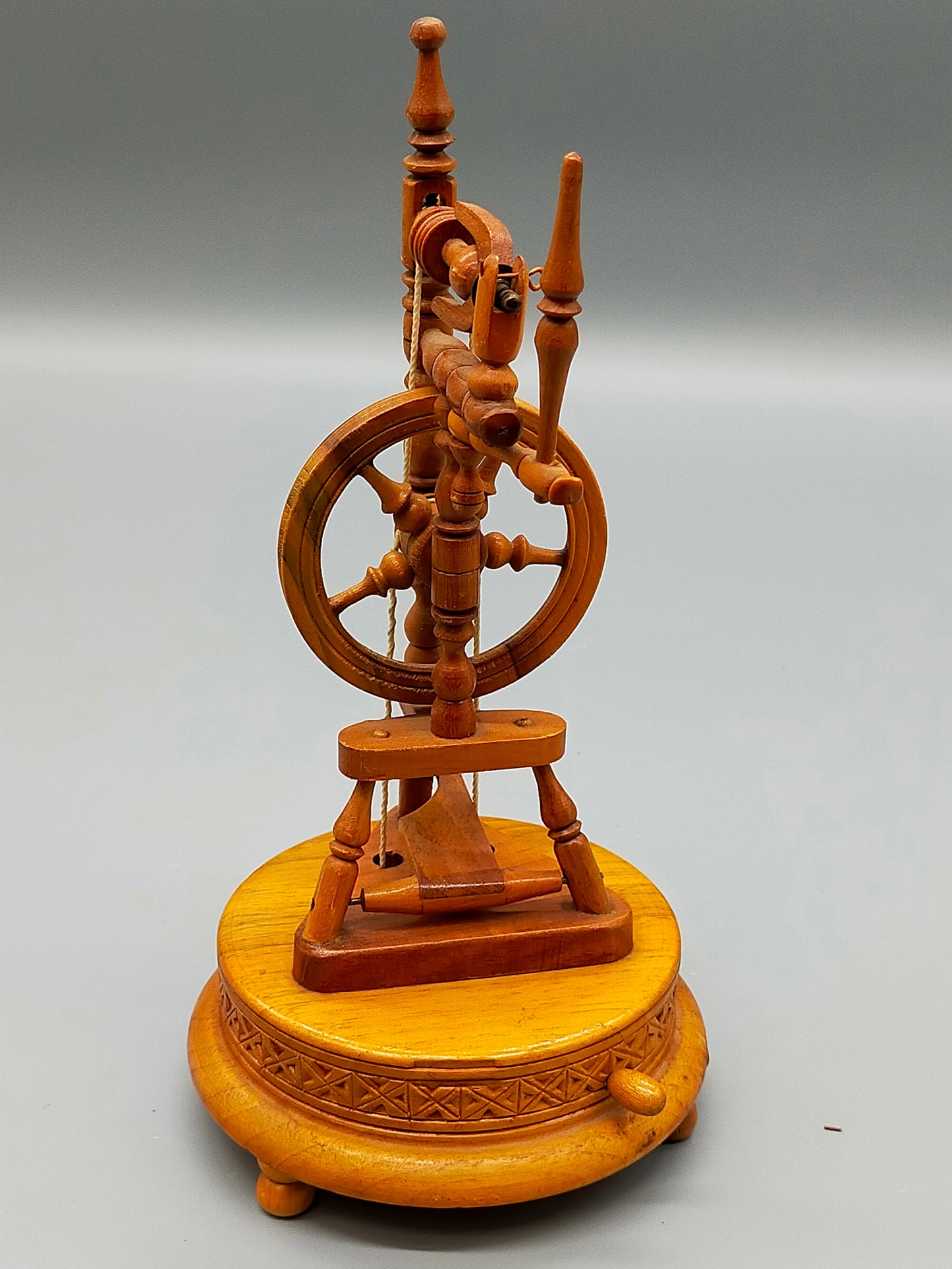 Dekorative Holz Spinnrad Spieluhr Vintage Miniatur mit Holzschnitzerei