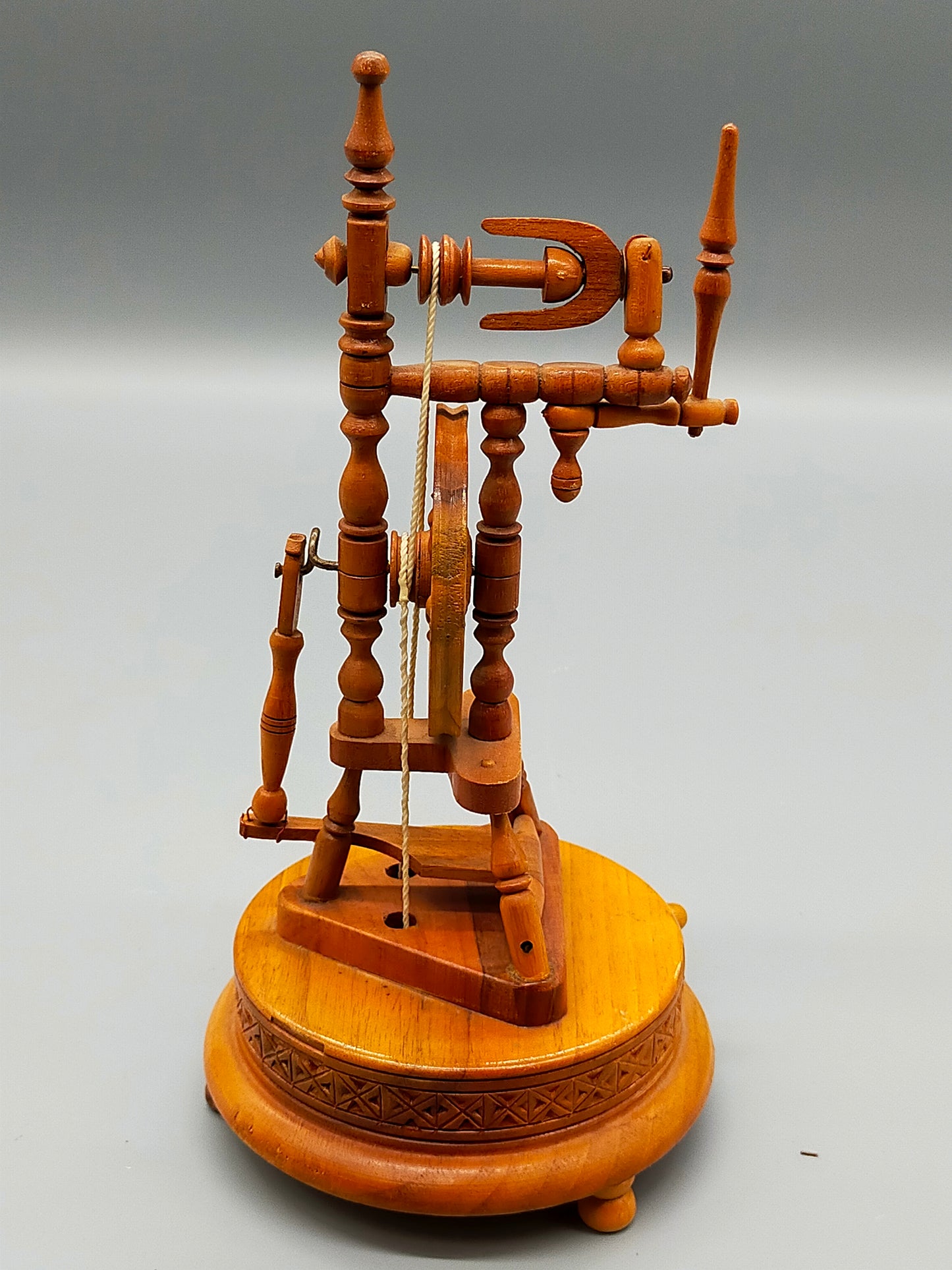 Dekorative Holz Spinnrad Spieluhr Vintage Miniatur mit Holzschnitzerei