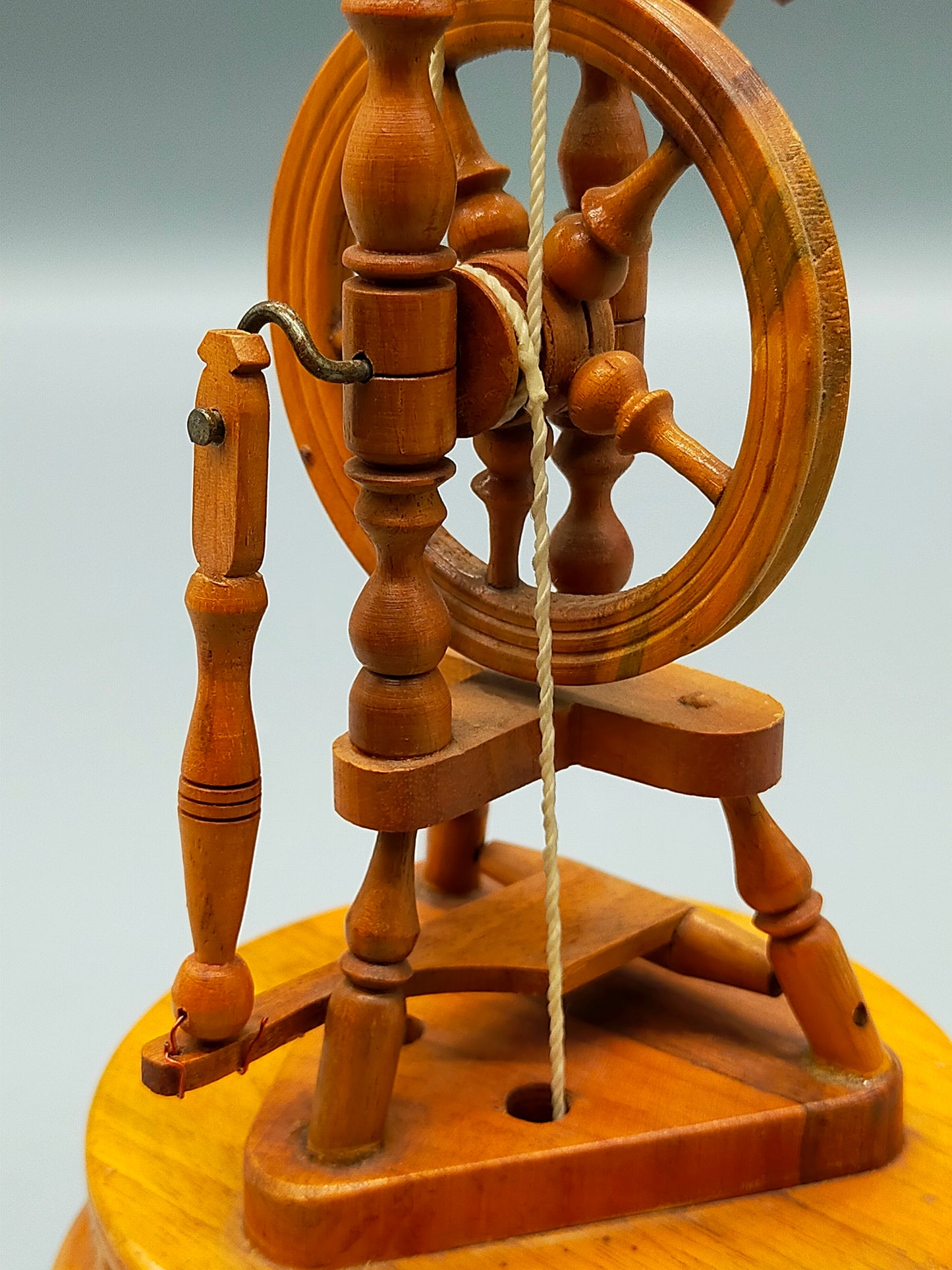 Dekorative Holz Spinnrad Spieluhr Vintage Miniatur mit Holzschnitzerei