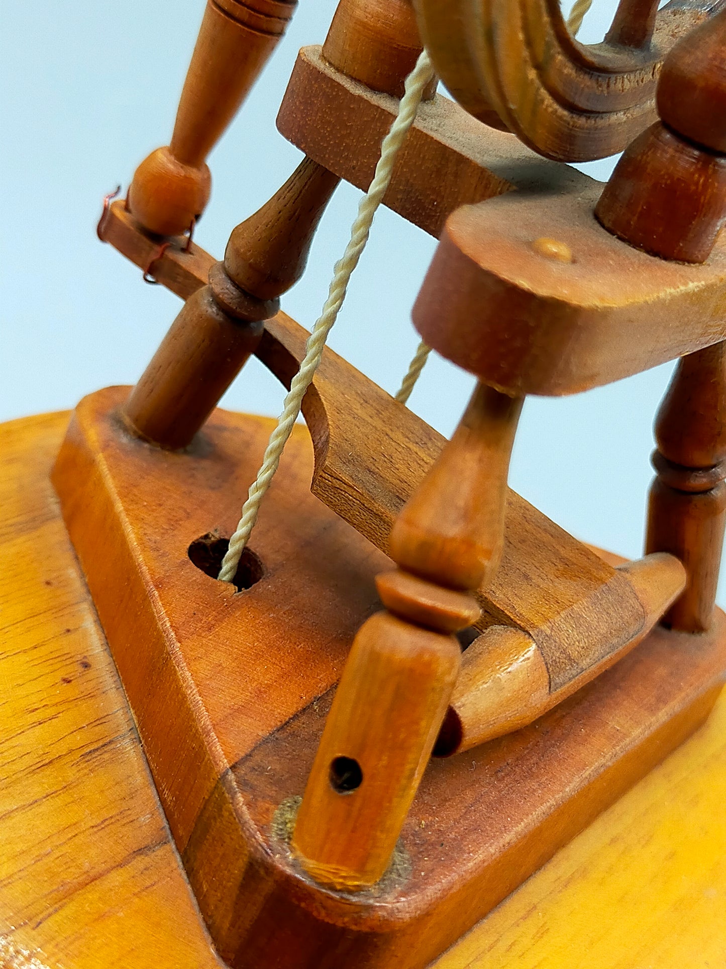Dekorative Holz Spinnrad Spieluhr Vintage Miniatur mit Holzschnitzerei