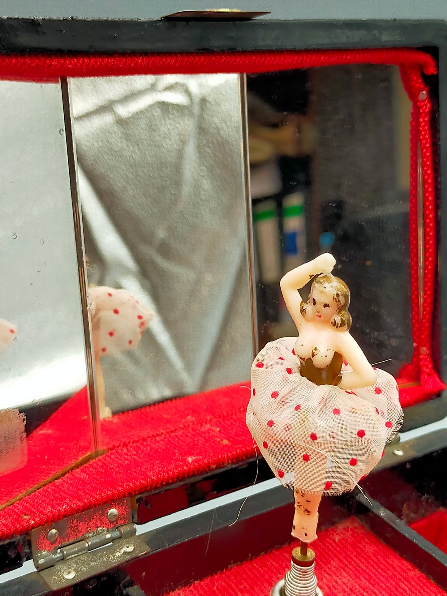 Asiatische Spieldose Schmuckschatulle mit Ballerina Schwarz Lack