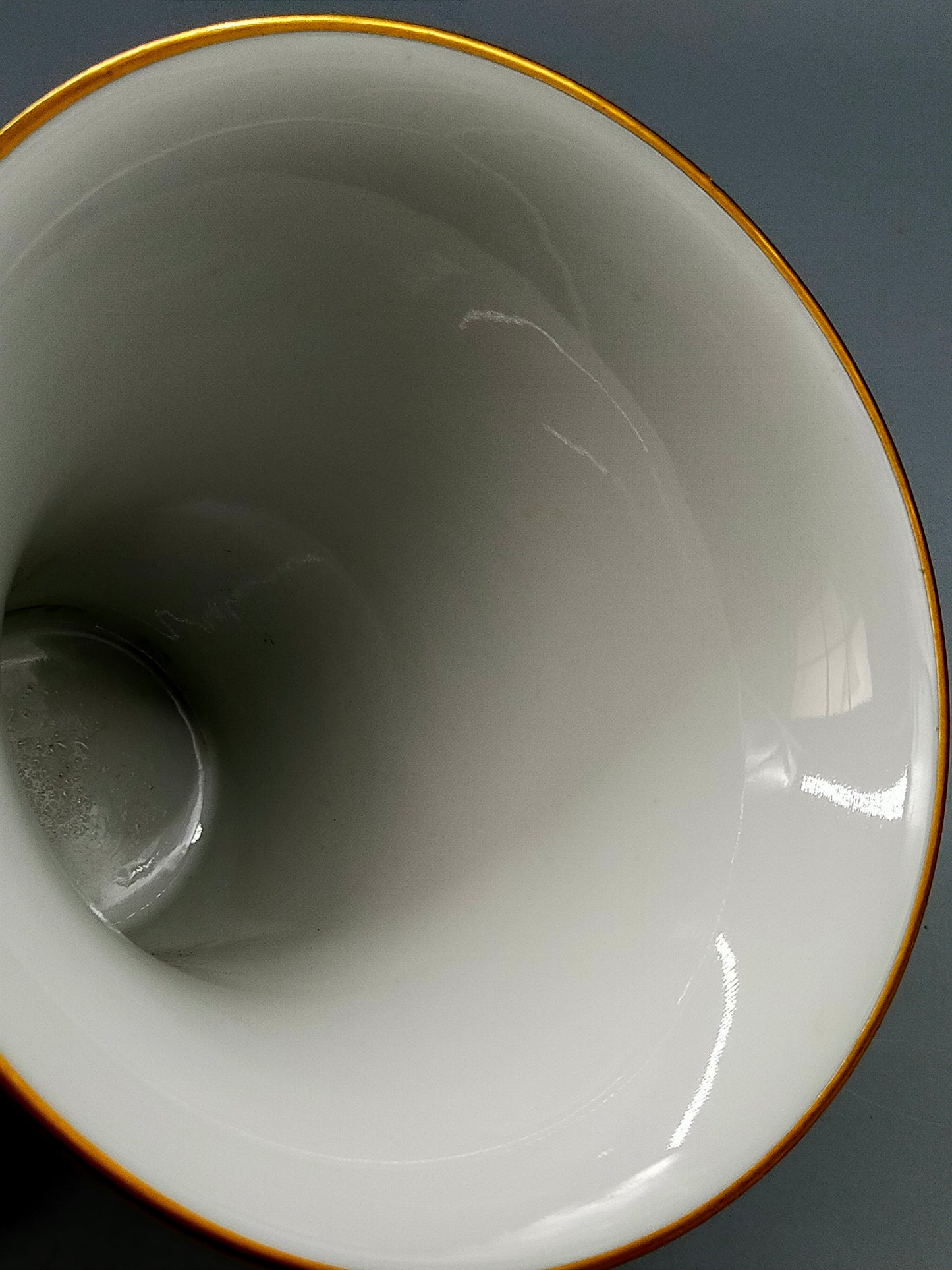 Edle Ludwigsburg Porzellan Trichtervase Handbemalt mit Goldrand