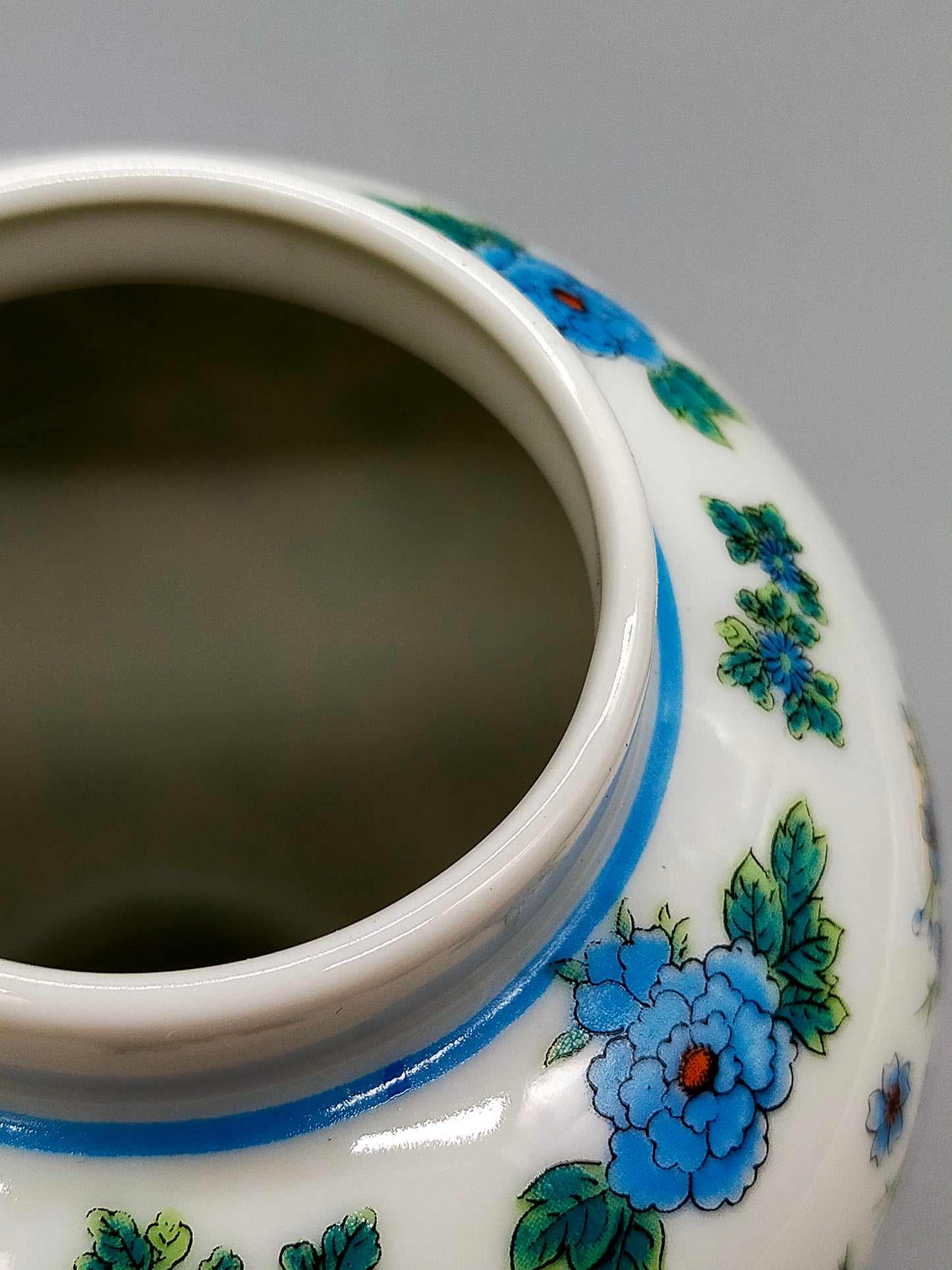 Elegante FHH Deckelvase Handbemaltes Porzellan mit Vogelmotiv