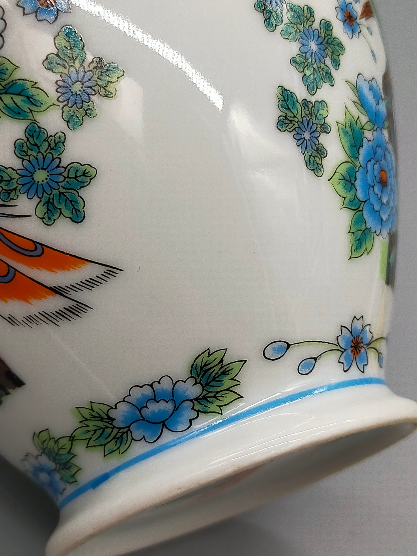 Elegante FHH Deckelvase Handbemaltes Porzellan mit Vogelmotiv