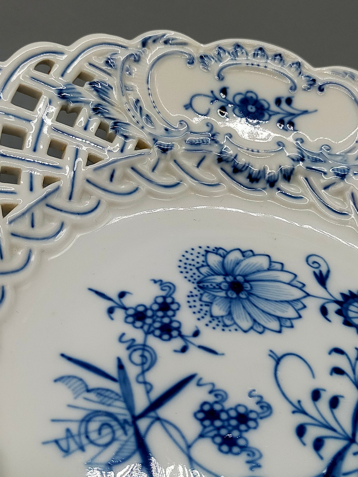 Meissen Durchbruchschale auf Fuß Zwiebelmuster Edle Porzellan Fußschale