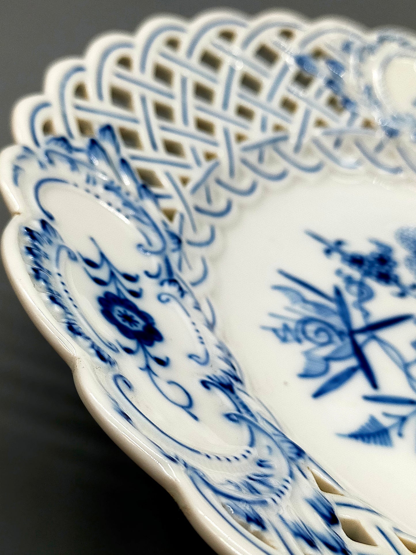 Meissen Durchbruchschale auf Fuß Zwiebelmuster Edle Porzellan Fußschale