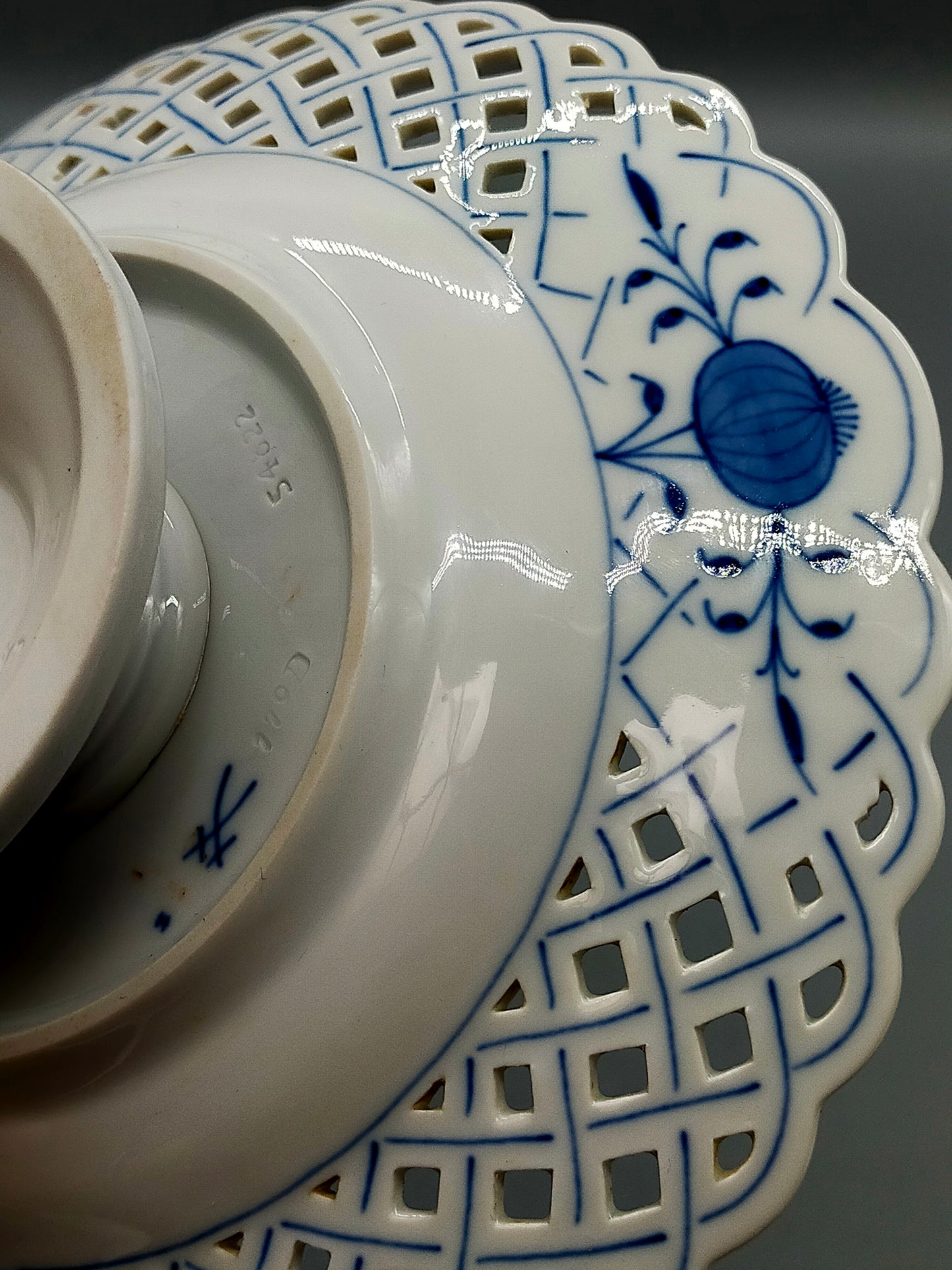 Meissen Durchbruchschale auf Fuß Zwiebelmuster Edle Porzellan Fußschale