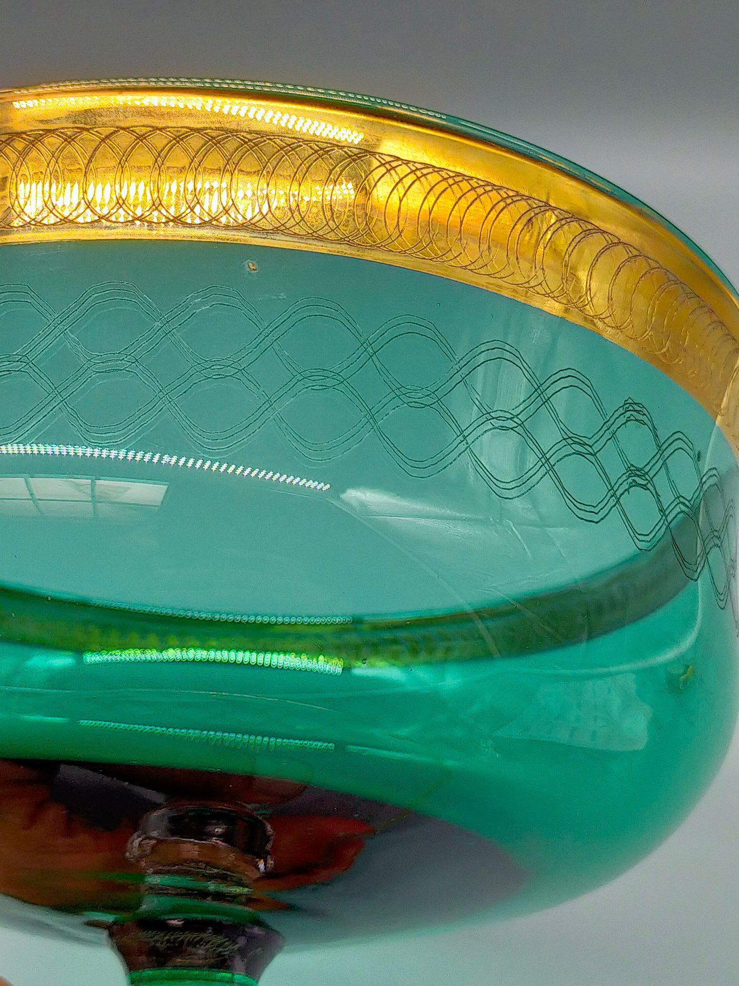 Antike smaragdgrüne Glas Fußschale mit edlem Golddekor