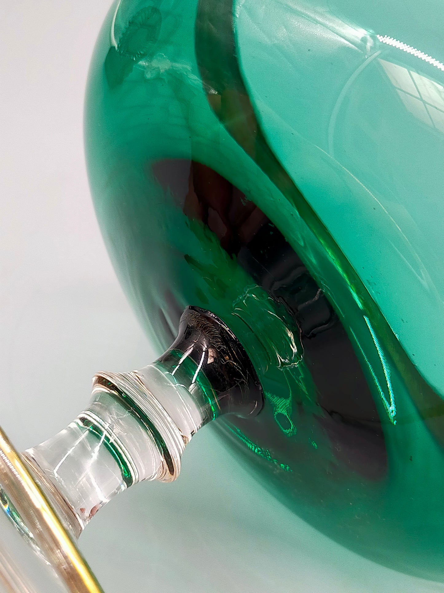 Antike smaragdgrüne Glas Fußschale mit edlem Golddekor