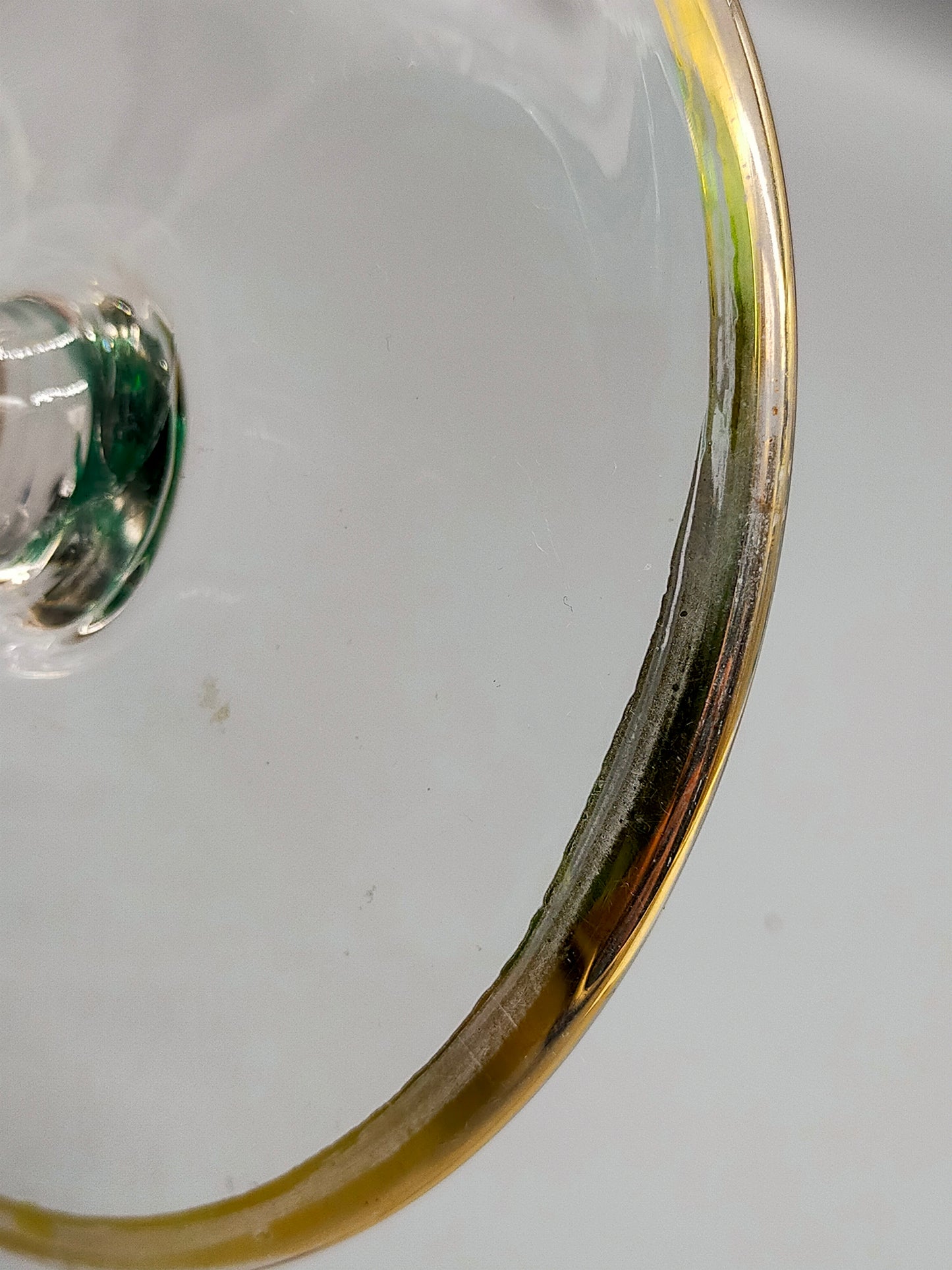 Antike smaragdgrüne Glas Fußschale mit edlem Golddekor